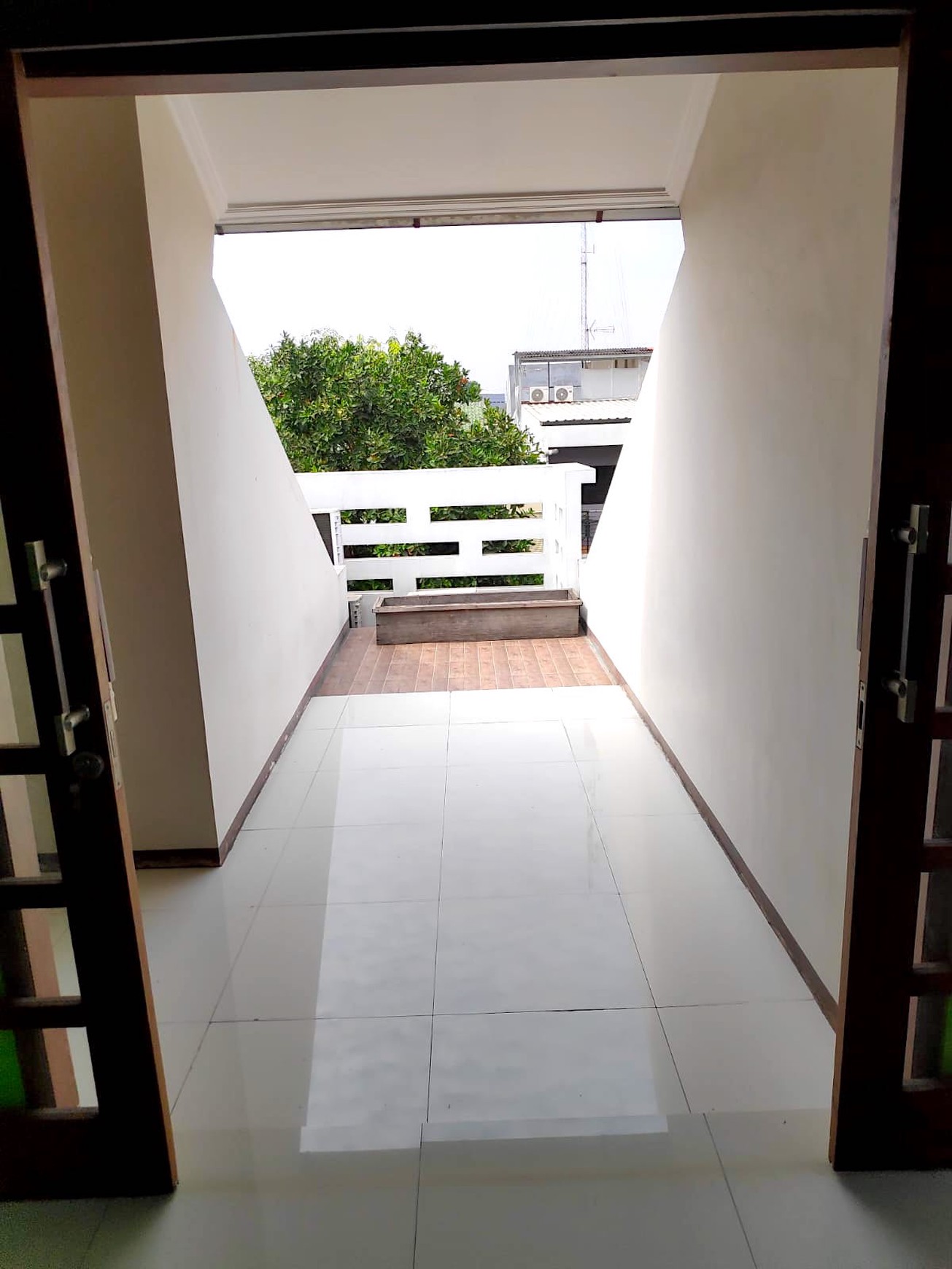 Rumah 3 Lantai Di Mekar Indah Jababeka 5 Kamar Tepi Jalan Boulevard