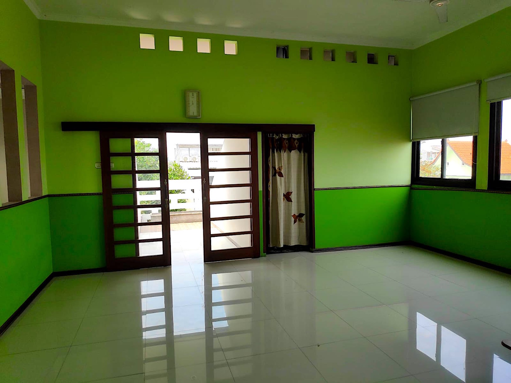 Rumah 3 Lantai Di Mekar Indah Jababeka 5 Kamar Tepi Jalan Boulevard