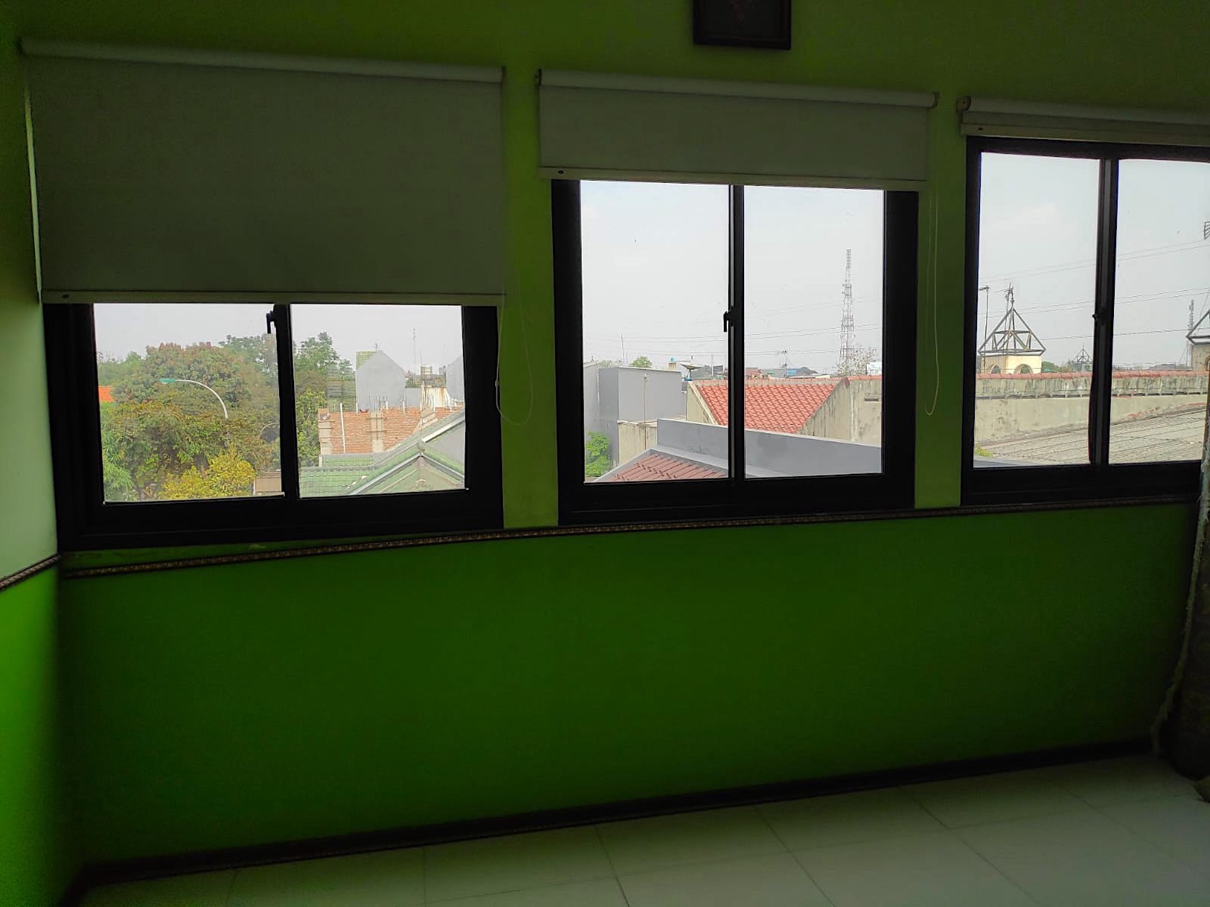 Rumah 3 Lantai Di Mekar Indah Jababeka 5 Kamar Tepi Jalan Boulevard