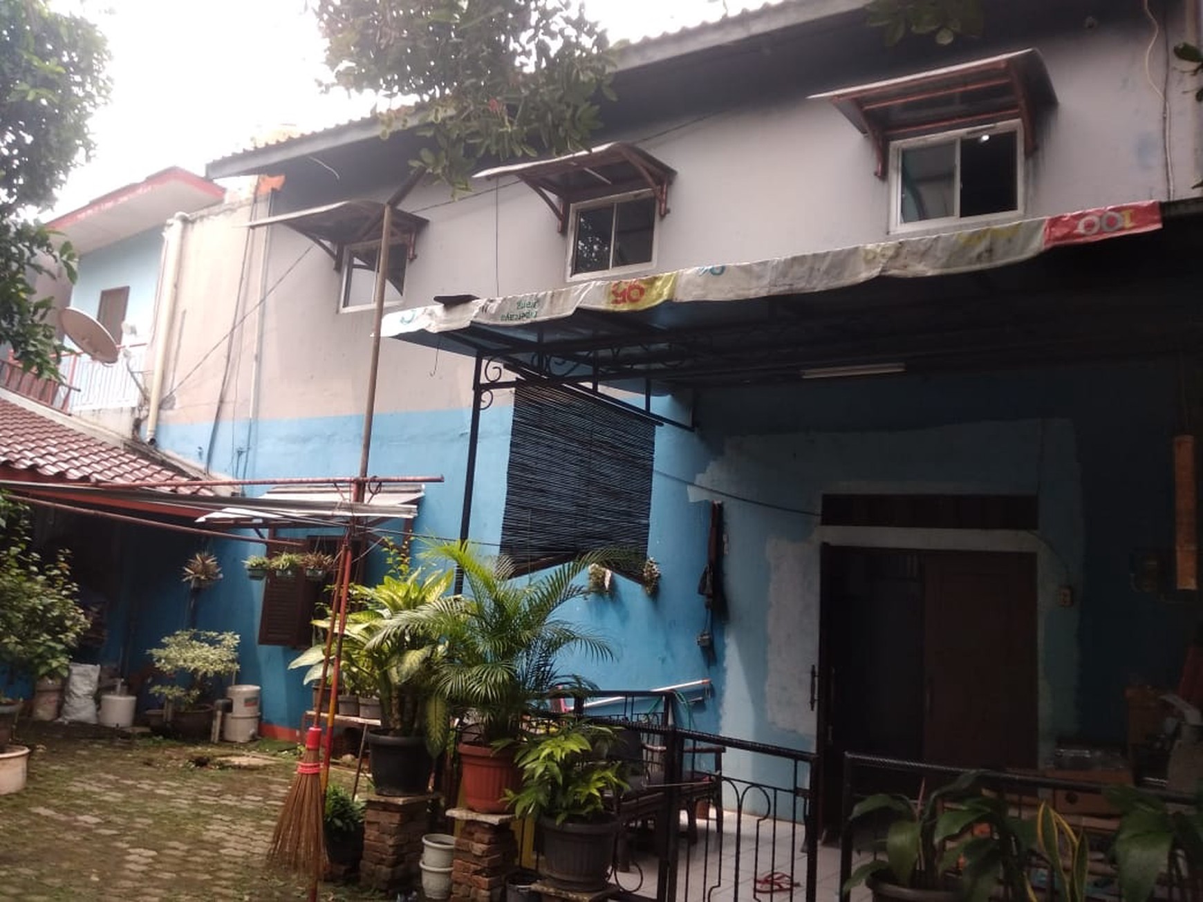 Dijual Rumah 403 m&#xb2; Tanjung Barat - Halaman Luas dan Strategis