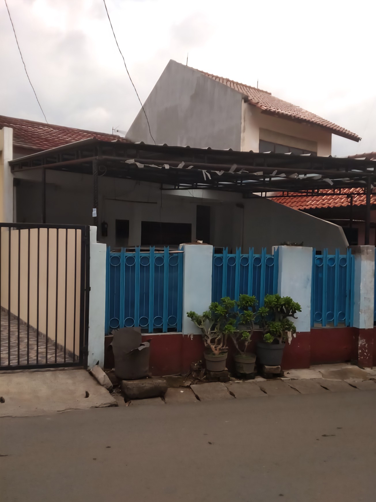 Dijual Rumah 403 m&#xb2; Tanjung Barat - Halaman Luas dan Strategis