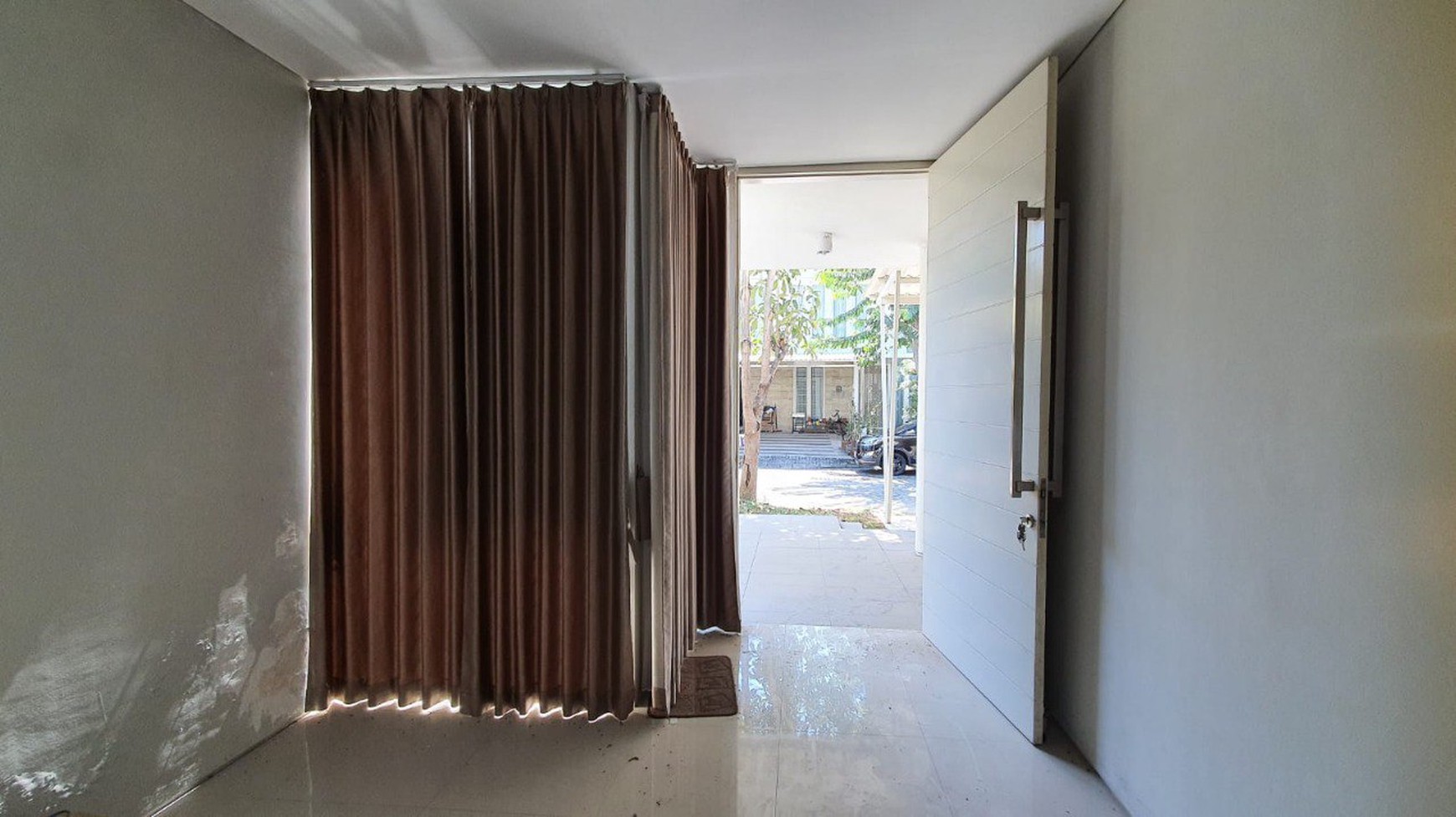 Rumah Dijual Murah dan Furnished dengan Lokasi Strategis di GreenLake Citraland Surabaya Dekat dengan Pakuwon City dan Grand Pakuwon