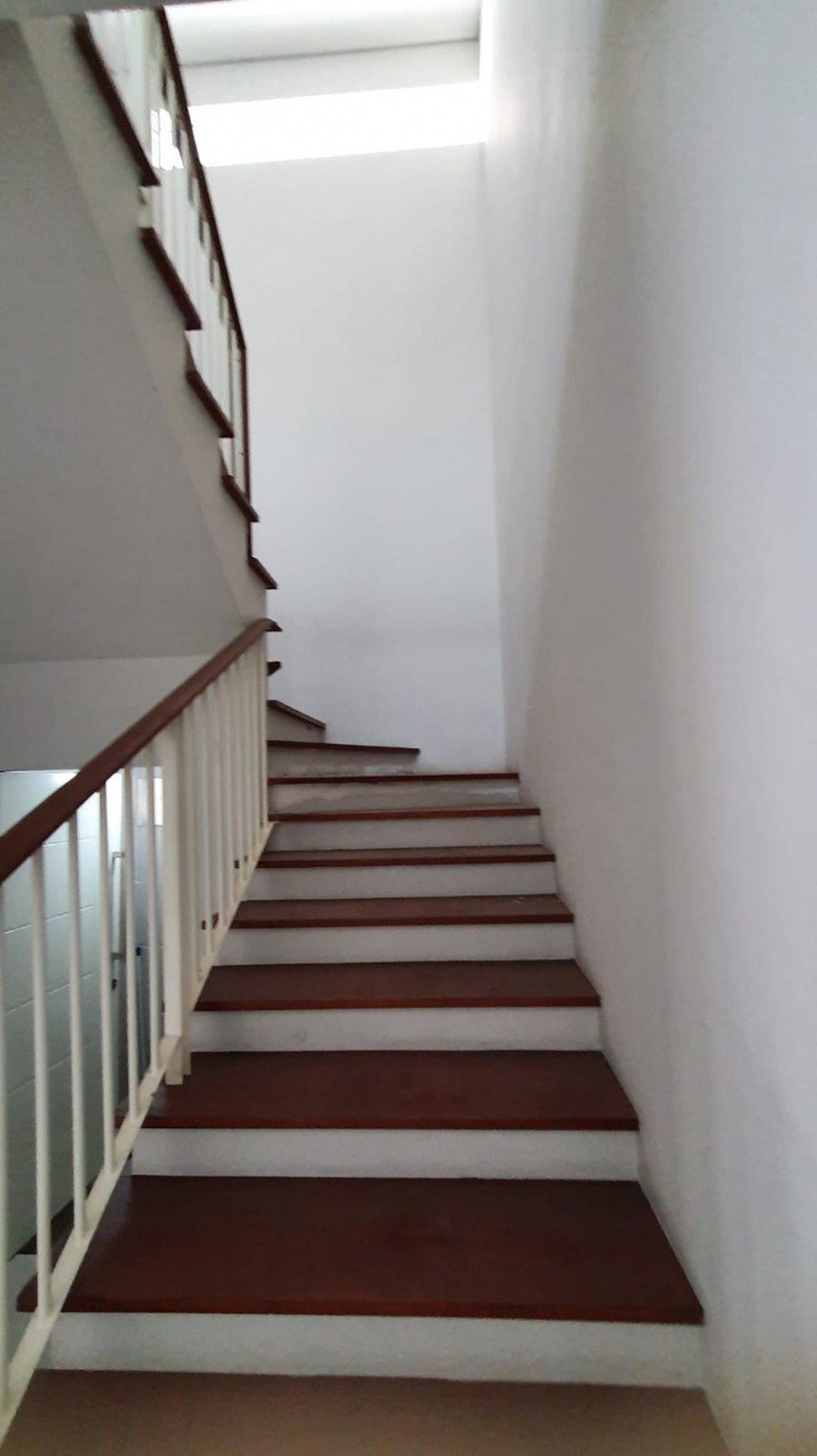 Rumah Dijual Murah dan Furnished dengan Lokasi Strategis di GreenLake Citraland Surabaya Dekat dengan Pakuwon City dan Grand Pakuwon