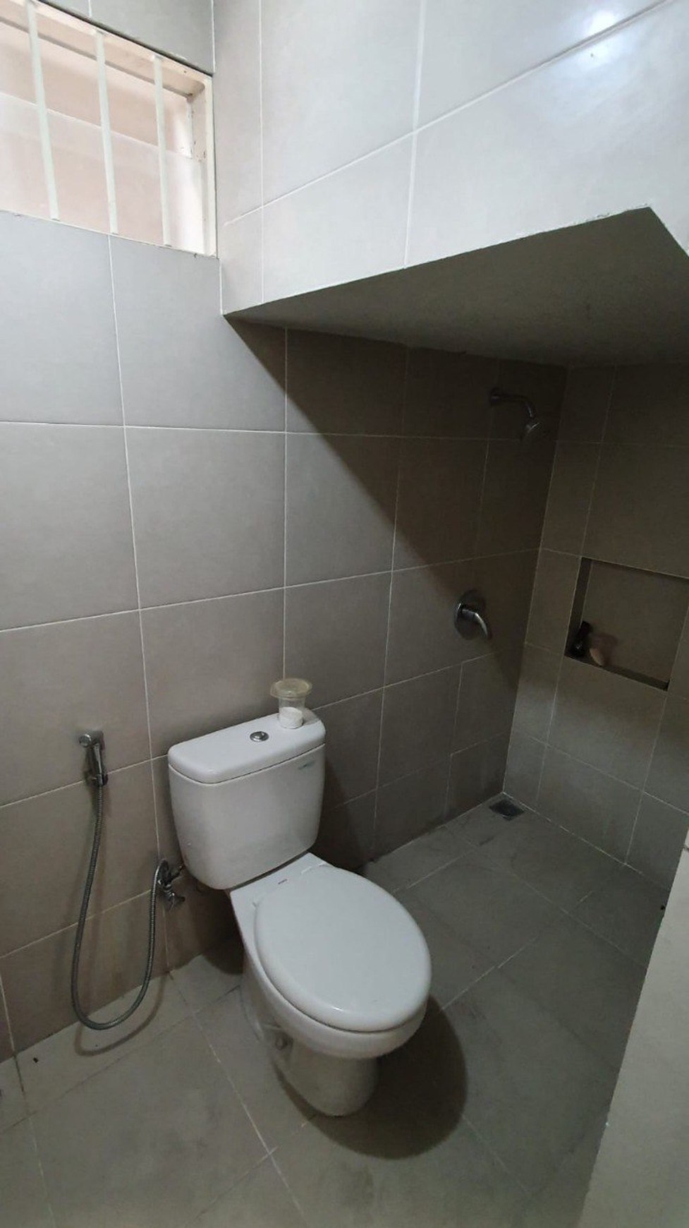 Rumah Dijual Murah dan Furnished dengan Lokasi Strategis di GreenLake Citraland Surabaya Dekat dengan Pakuwon City dan Grand Pakuwon