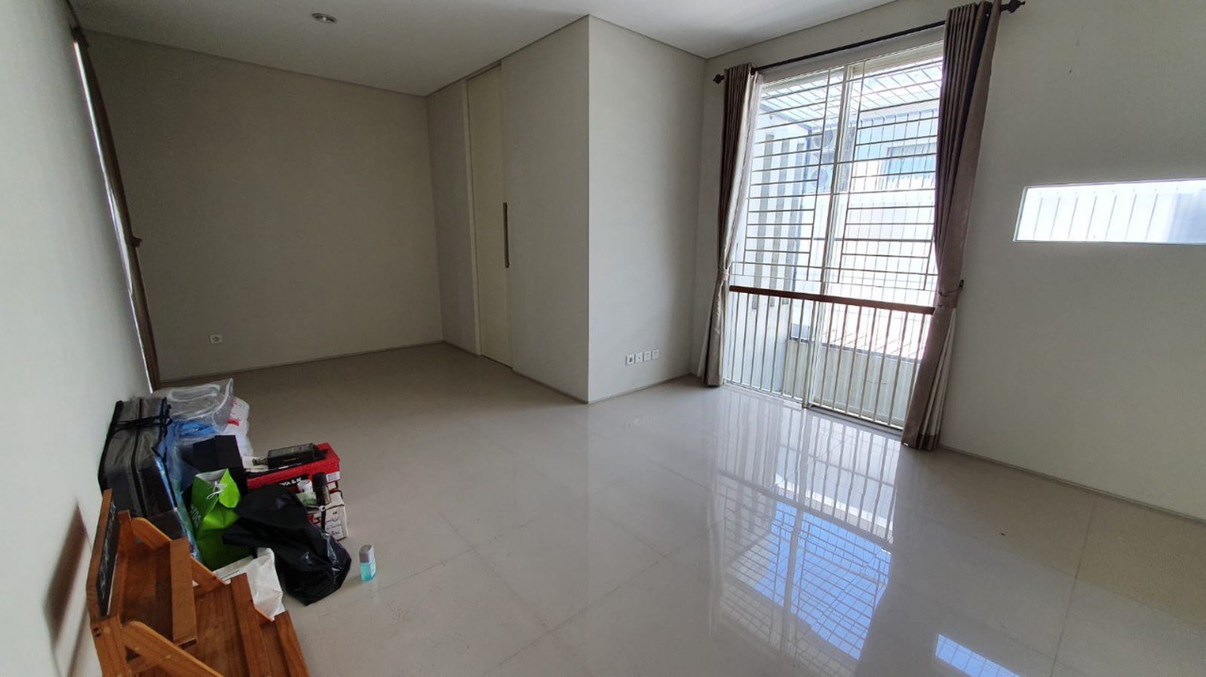 Rumah Dijual Murah dan Furnished dengan Lokasi Strategis di GreenLake Citraland Surabaya Dekat dengan Pakuwon City dan Grand Pakuwon