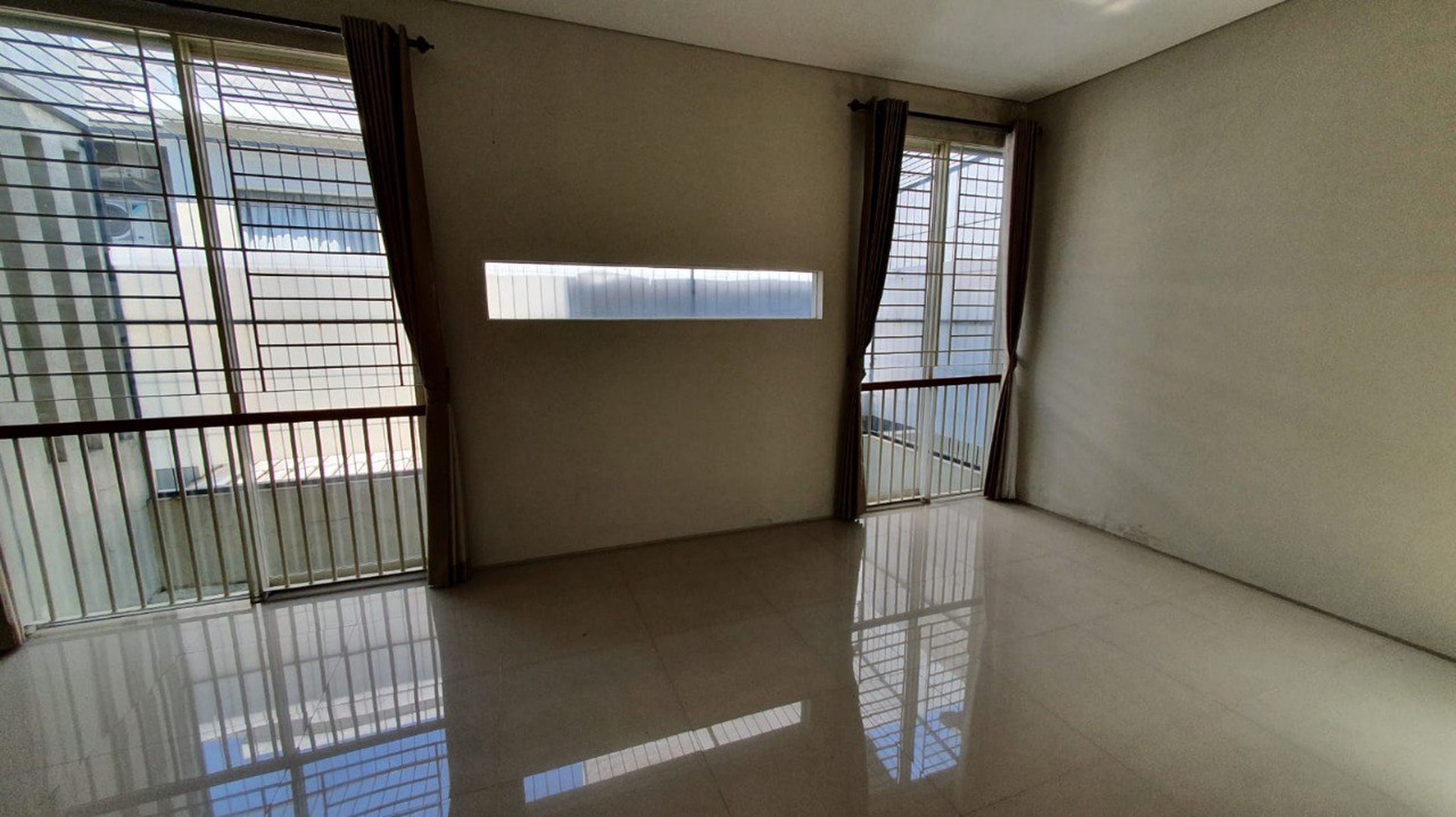 Rumah Dijual Murah dan Furnished dengan Lokasi Strategis di GreenLake Citraland Surabaya Dekat dengan Pakuwon City dan Grand Pakuwon