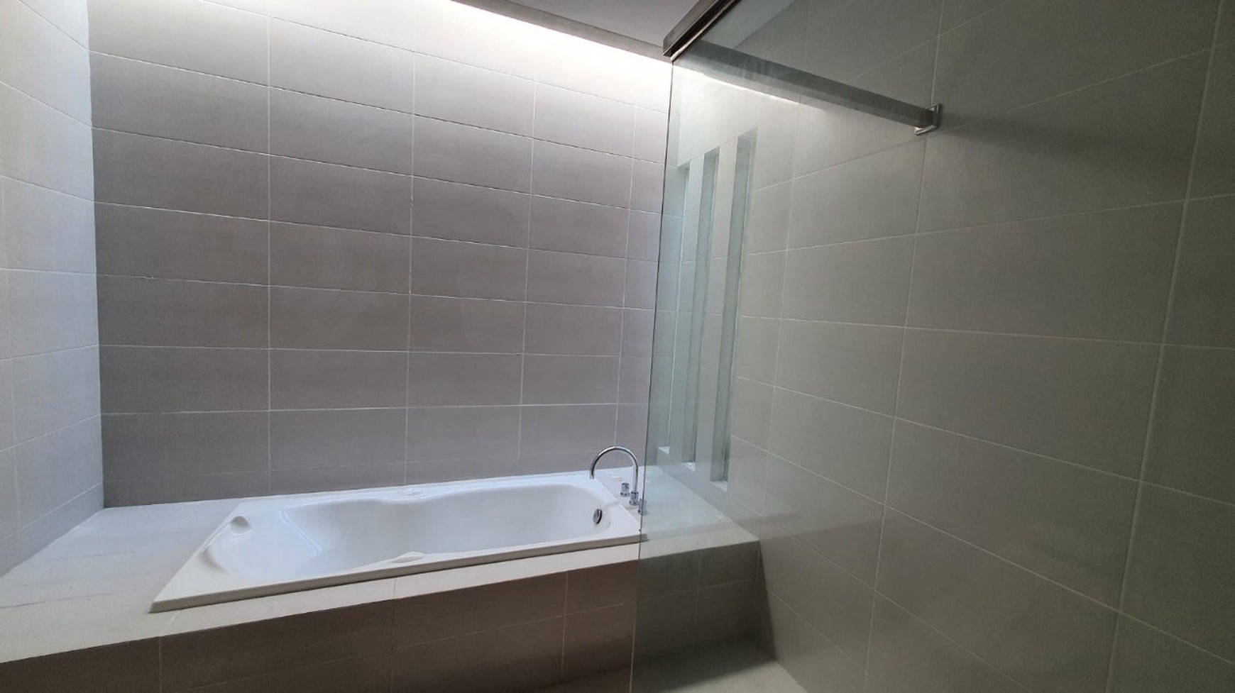 Rumah Dijual Murah dan Furnished dengan Lokasi Strategis di GreenLake Citraland Surabaya Dekat dengan Pakuwon City dan Grand Pakuwon