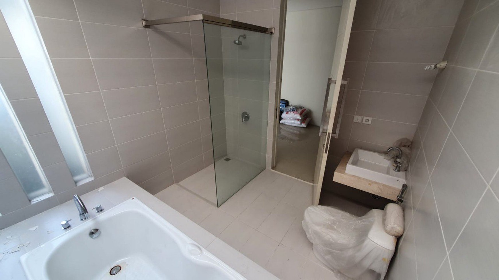 Rumah Dijual Murah dan Furnished dengan Lokasi Strategis di GreenLake Citraland Surabaya Dekat dengan Pakuwon City dan Grand Pakuwon