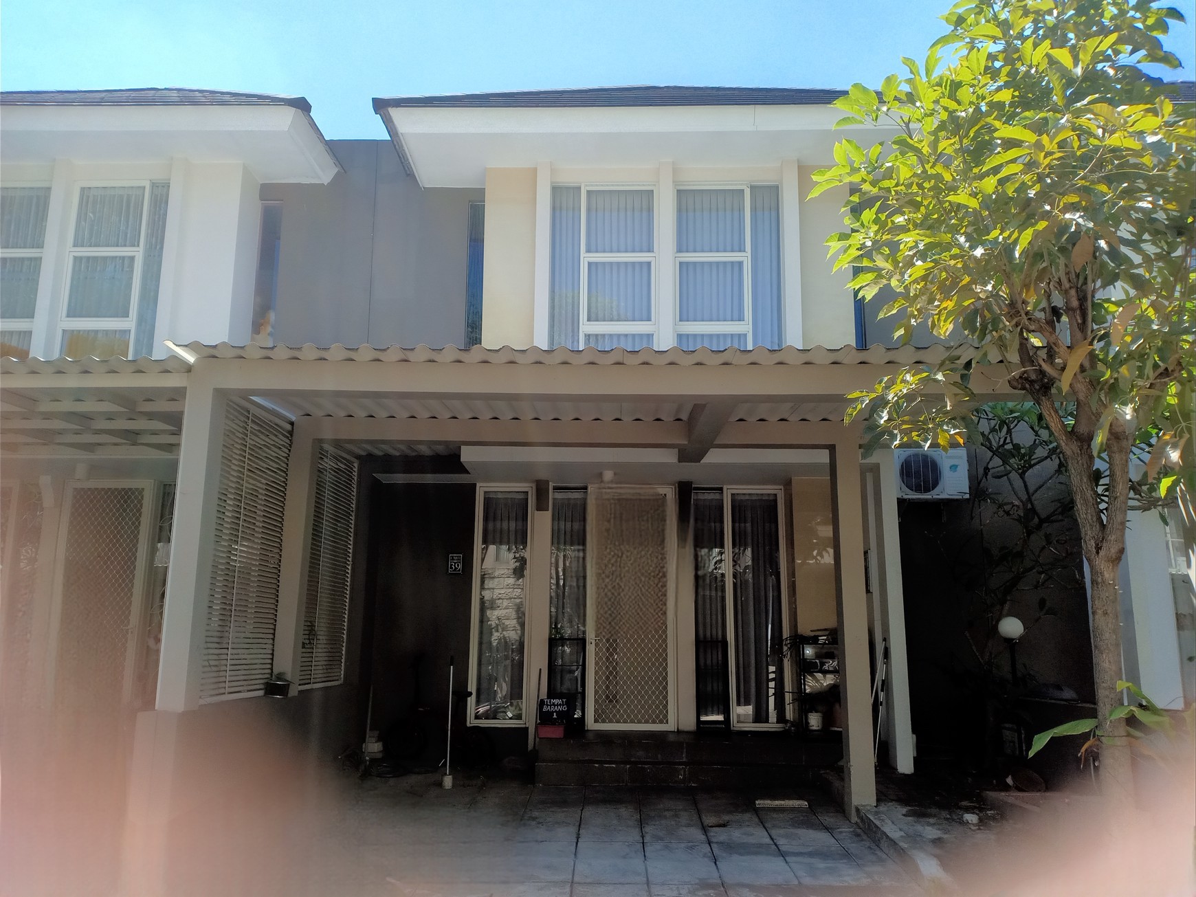 Rumah Dijual 2 Lantai Murah dan Furnished, Lingkungan Aman dan Nyaman di GreenLake Citraland Surabaya Dekat dengan Pakuwon City dan Grand Pakuwon