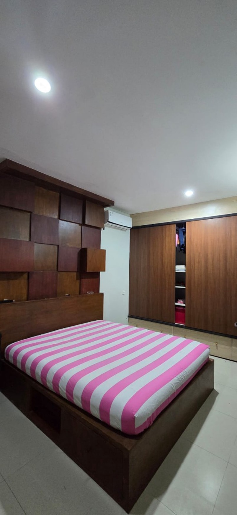 Rumah Dijual 2 Lantai Murah dan Furnished, Lingkungan Aman dan Nyaman di GreenLake Citraland Surabaya Dekat dengan Pakuwon City dan Grand Pakuwon