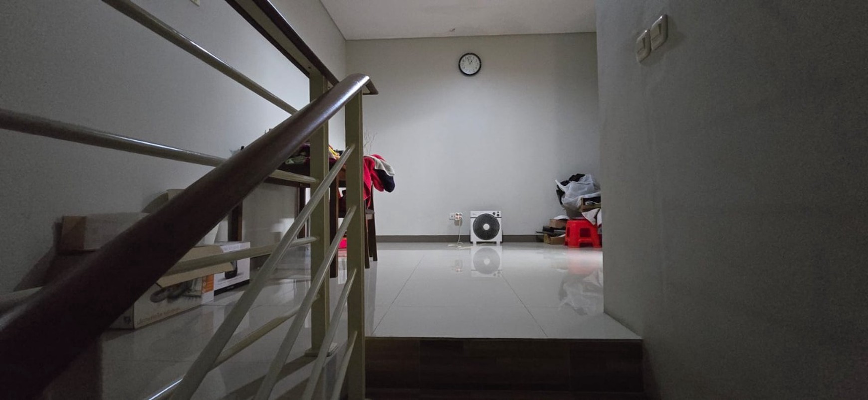 Rumah Dijual 2 Lantai Murah dan Furnished, Lingkungan Aman dan Nyaman di GreenLake Citraland Surabaya Dekat dengan Pakuwon City dan Grand Pakuwon