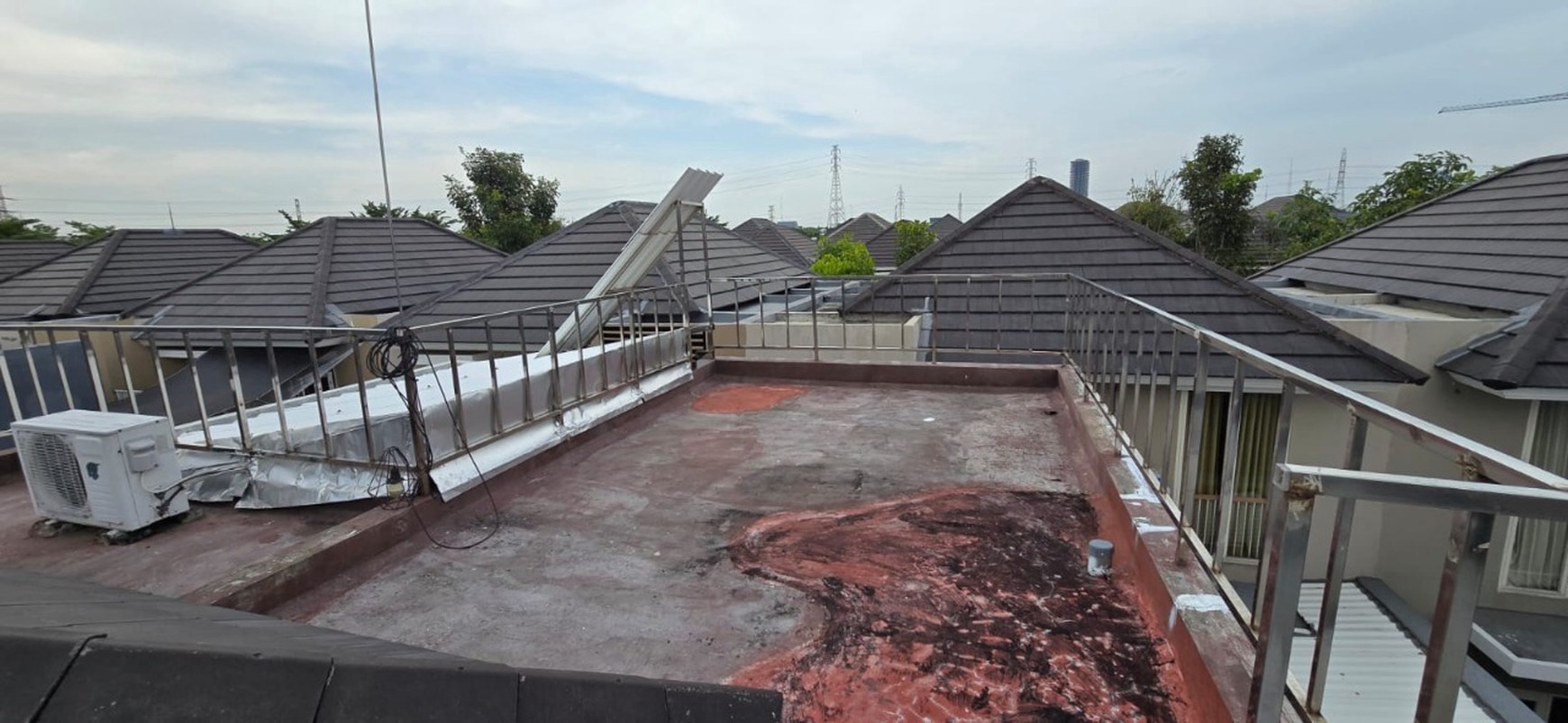 Rumah Dijual 2 Lantai Murah dan Furnished, Lingkungan Aman dan Nyaman di GreenLake Citraland Surabaya Dekat dengan Pakuwon City dan Grand Pakuwon
