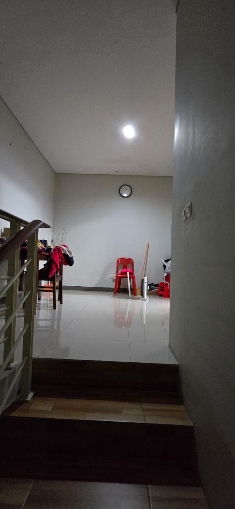 Rumah Dijual 2 Lantai Murah dan Furnished, Lingkungan Aman dan Nyaman di GreenLake Citraland Surabaya Dekat dengan Pakuwon City dan Grand Pakuwon