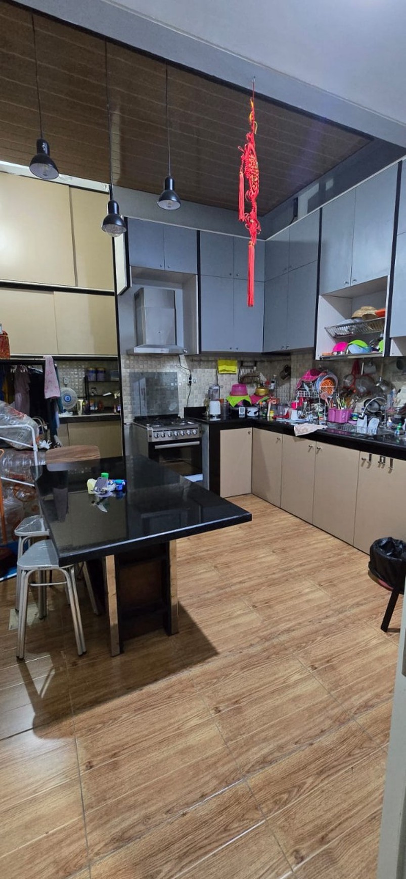 Rumah Dijual 2 Lantai Murah dan Furnished, Lingkungan Aman dan Nyaman di GreenLake Citraland Surabaya Dekat dengan Pakuwon City dan Grand Pakuwon