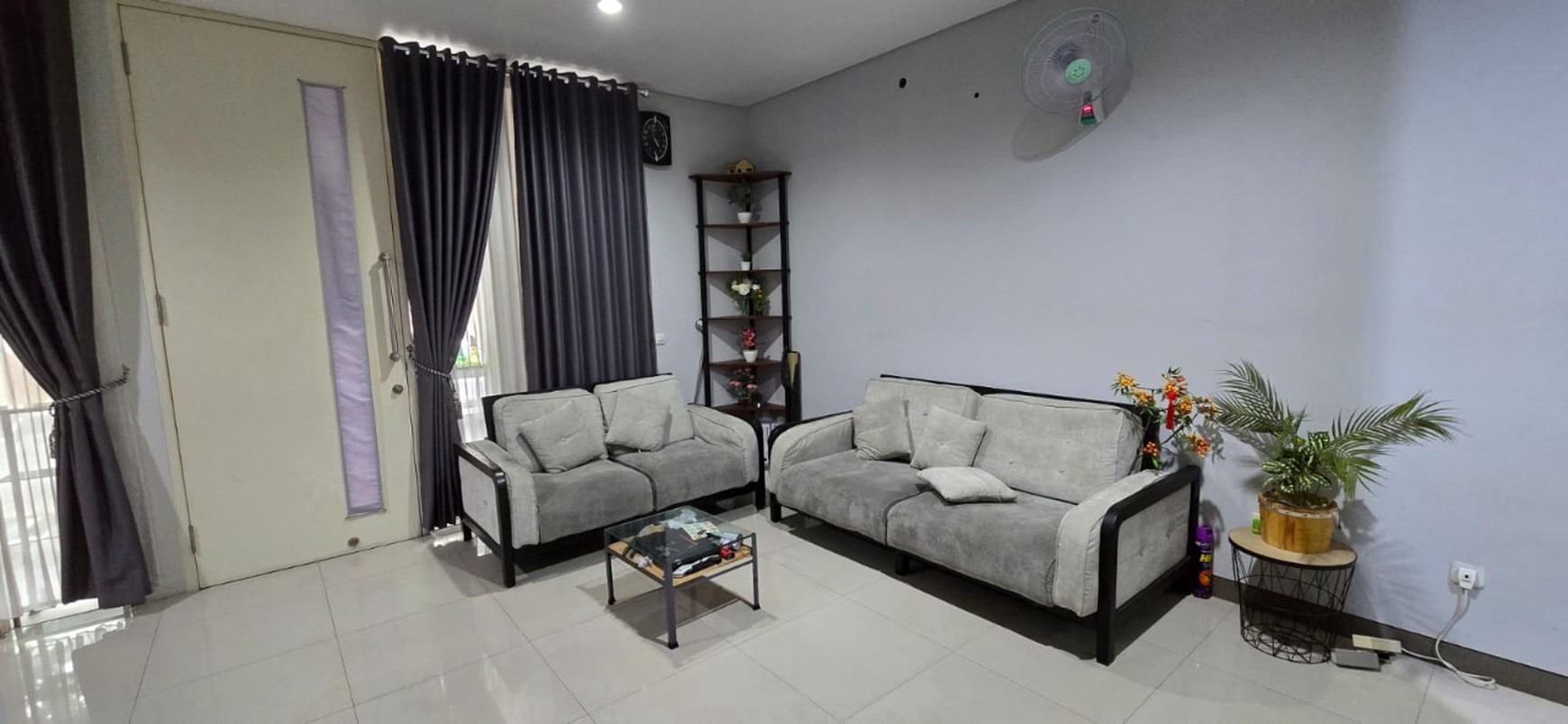 Rumah Dijual 2 Lantai Murah dan Furnished, Lingkungan Aman dan Nyaman di GreenLake Citraland Surabaya Dekat dengan Pakuwon City dan Grand Pakuwon