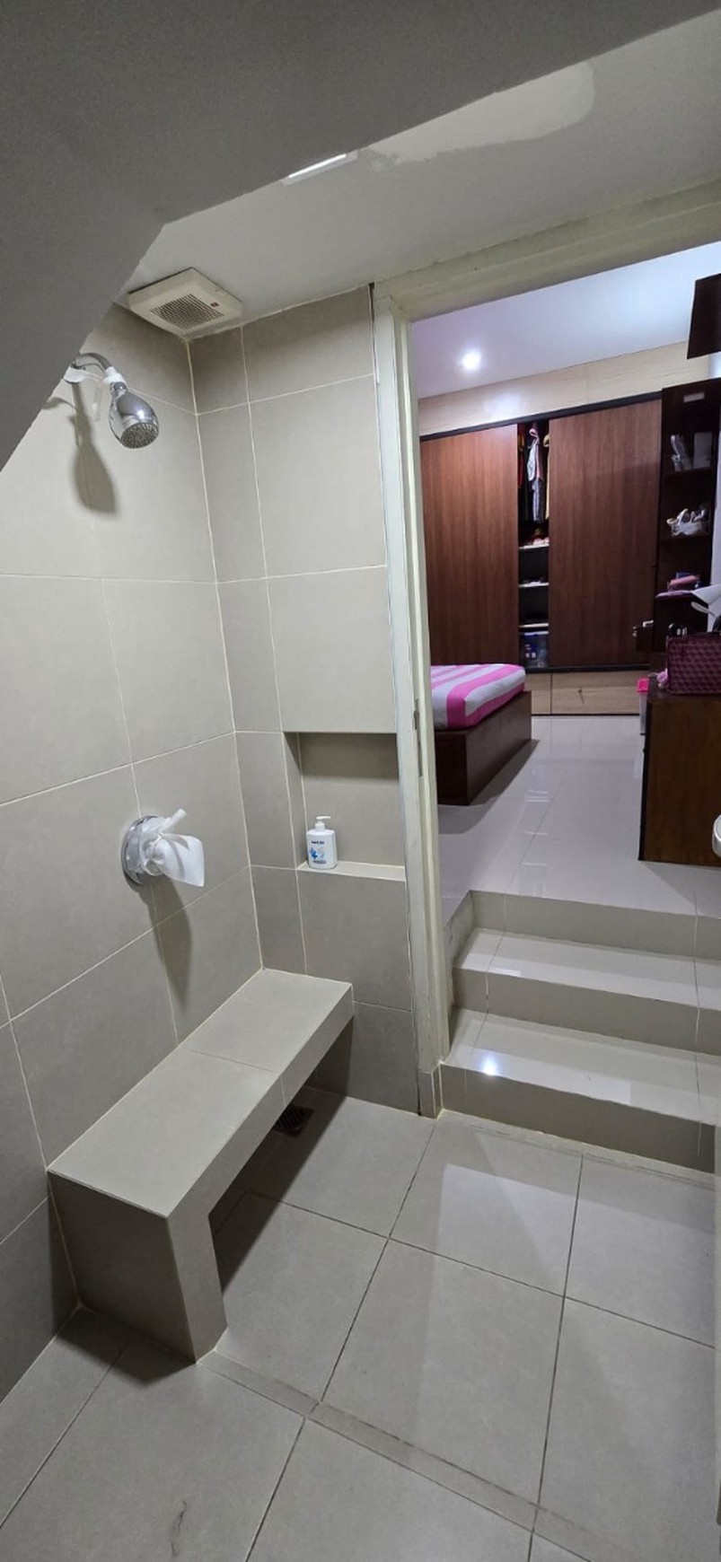 Rumah Dijual 2 Lantai Murah dan Furnished, Lingkungan Aman dan Nyaman di GreenLake Citraland Surabaya Dekat dengan Pakuwon City dan Grand Pakuwon