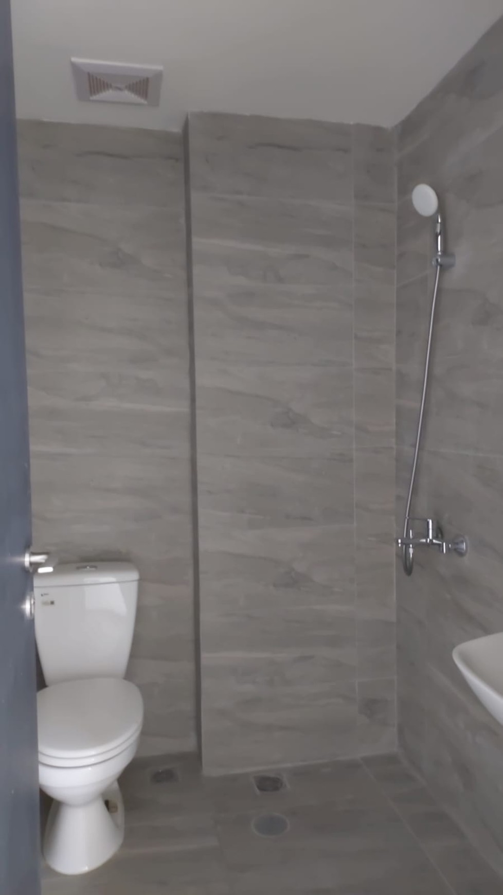 Dijual Apartemen Collins berada dijalan Boulevard Raya Serpong dan Bebas Banjir