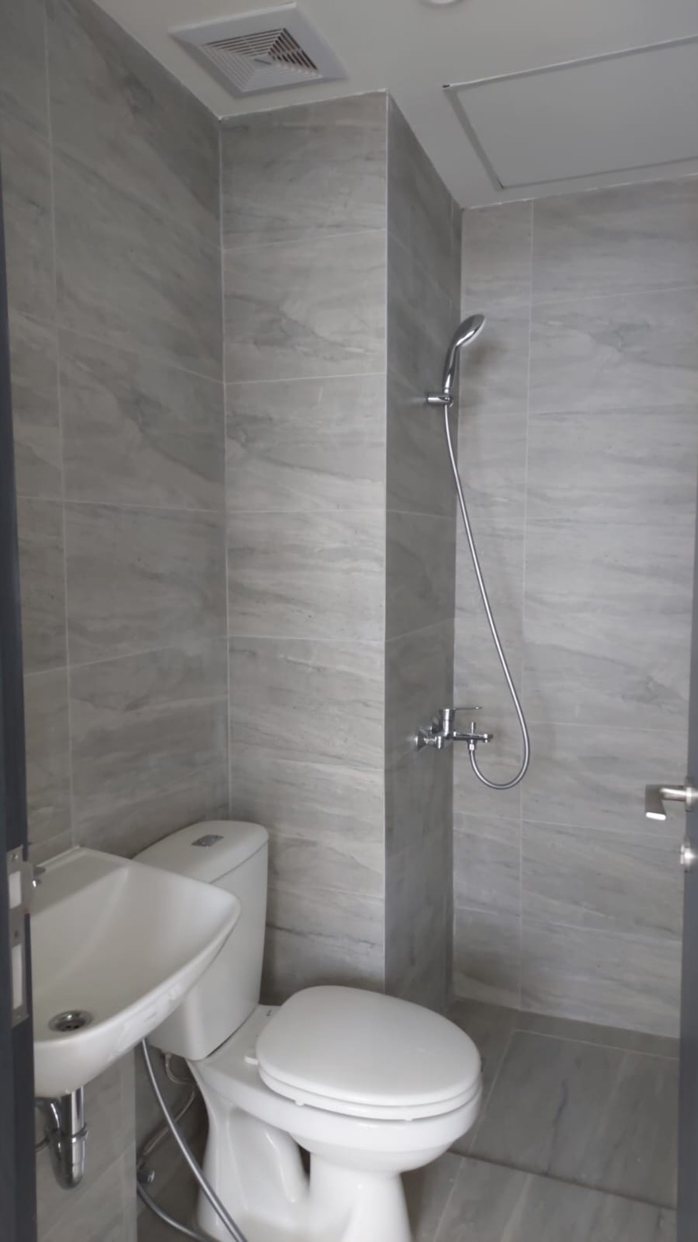 Dijual Apartemen Collins berada dijalan Boulevard Raya Serpong dan Bebas Banjir