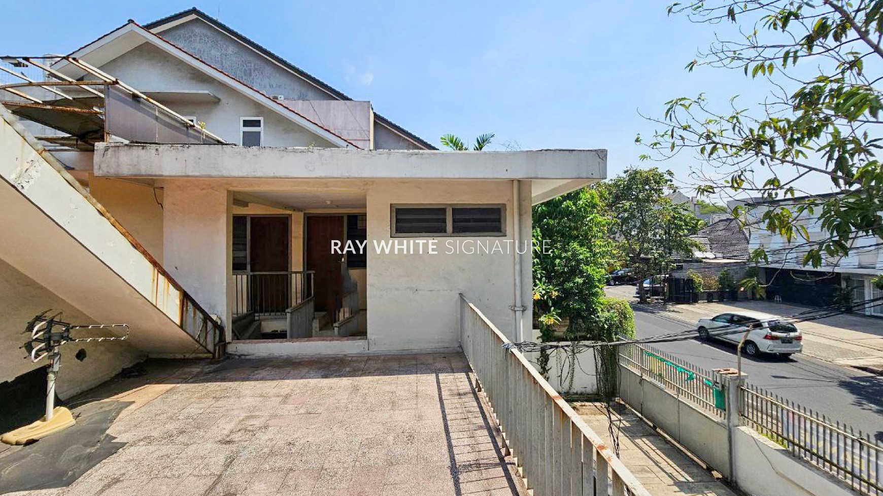 Dijual Rumah Lama Posisi Hook di Jl Darmawangsa Jakarta Selatan