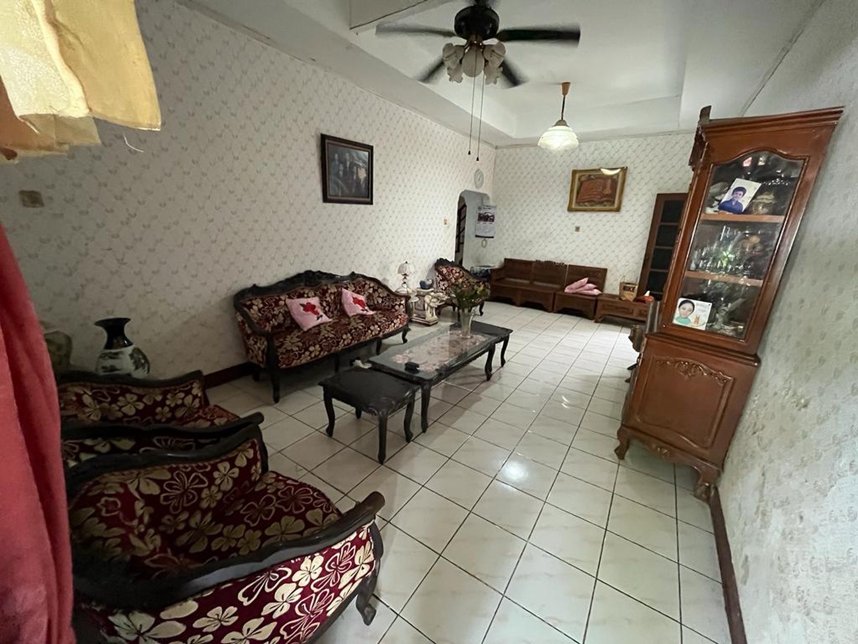 Dijual Cepat Rumah Luas 2 Lantai + 9 Unit Kontrakan dengan Kamar Mandi Dalam Tiap Unit. 