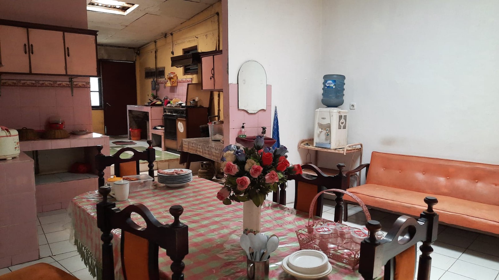 Dijual Cepat Rumah Luas 2 Lantai + 9 Unit Kontrakan dengan Kamar Mandi Dalam Tiap Unit. 
