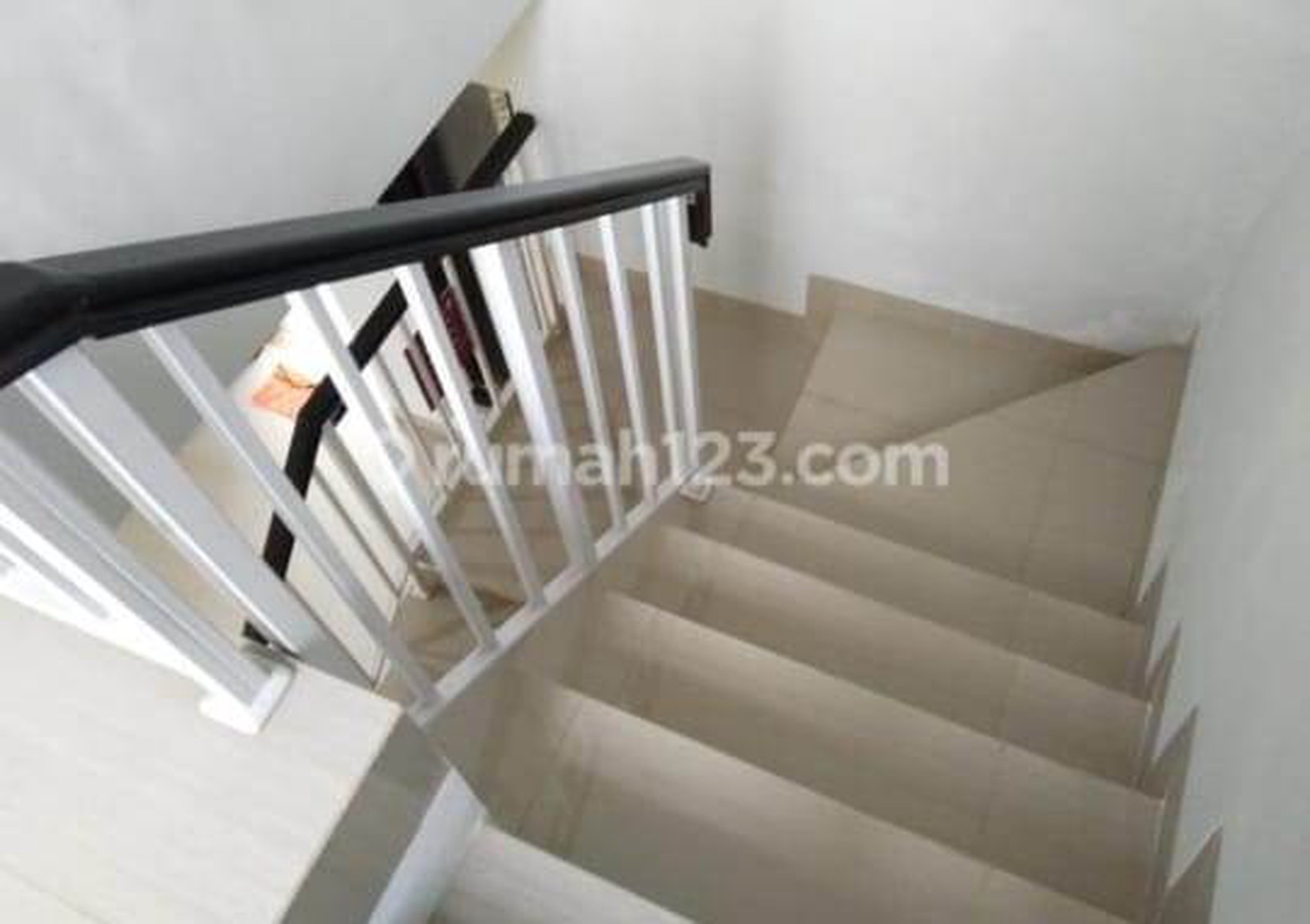 Rumah Cantik, Siap Huni di Ciputat.