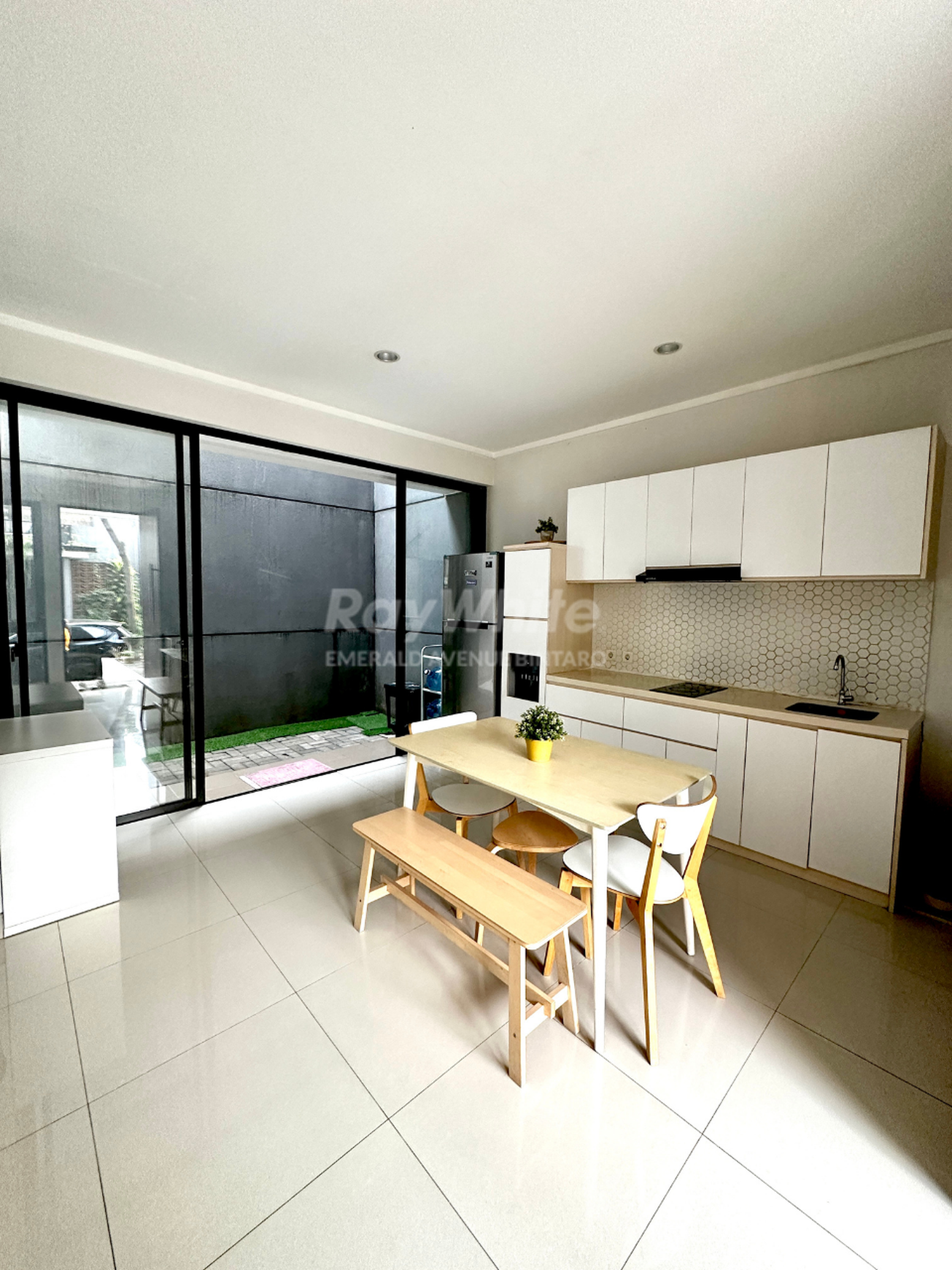 Rumah 2 Lantai 3 Kamar 2 Carport Mobil masih ada Taman Di Kebayoran Harmony Bintaro Jaya Sektor 7