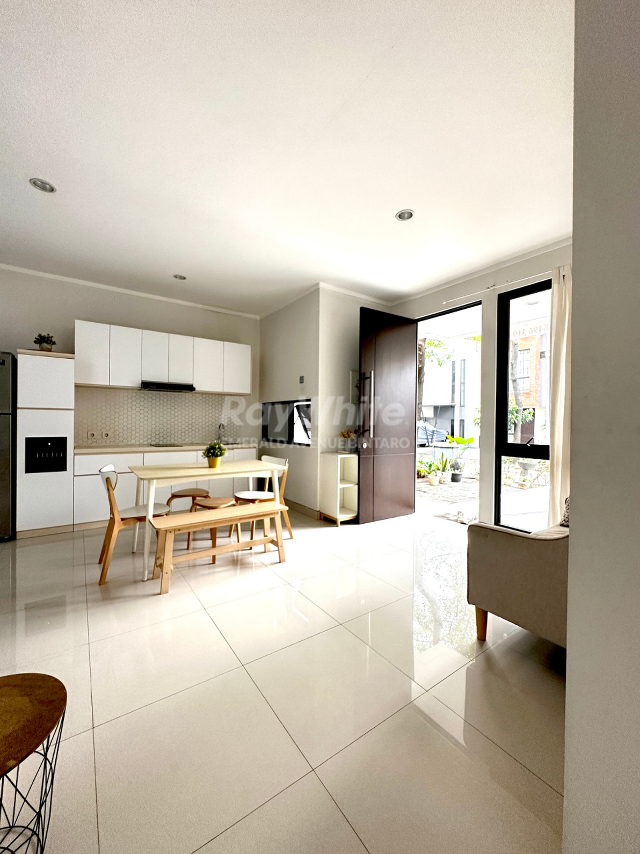 Rumah 2 Lantai 3 Kamar 2 Carport Mobil masih ada Taman Di Kebayoran Harmony Bintaro Jaya Sektor 7