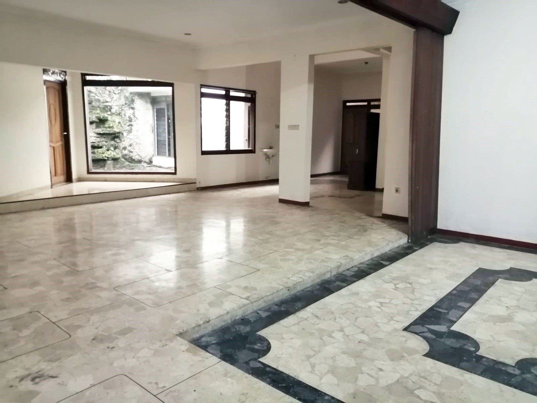 Rumah di Jemur Andayani, bisa untuk rumah tinggal/kantor, row jalan lebar