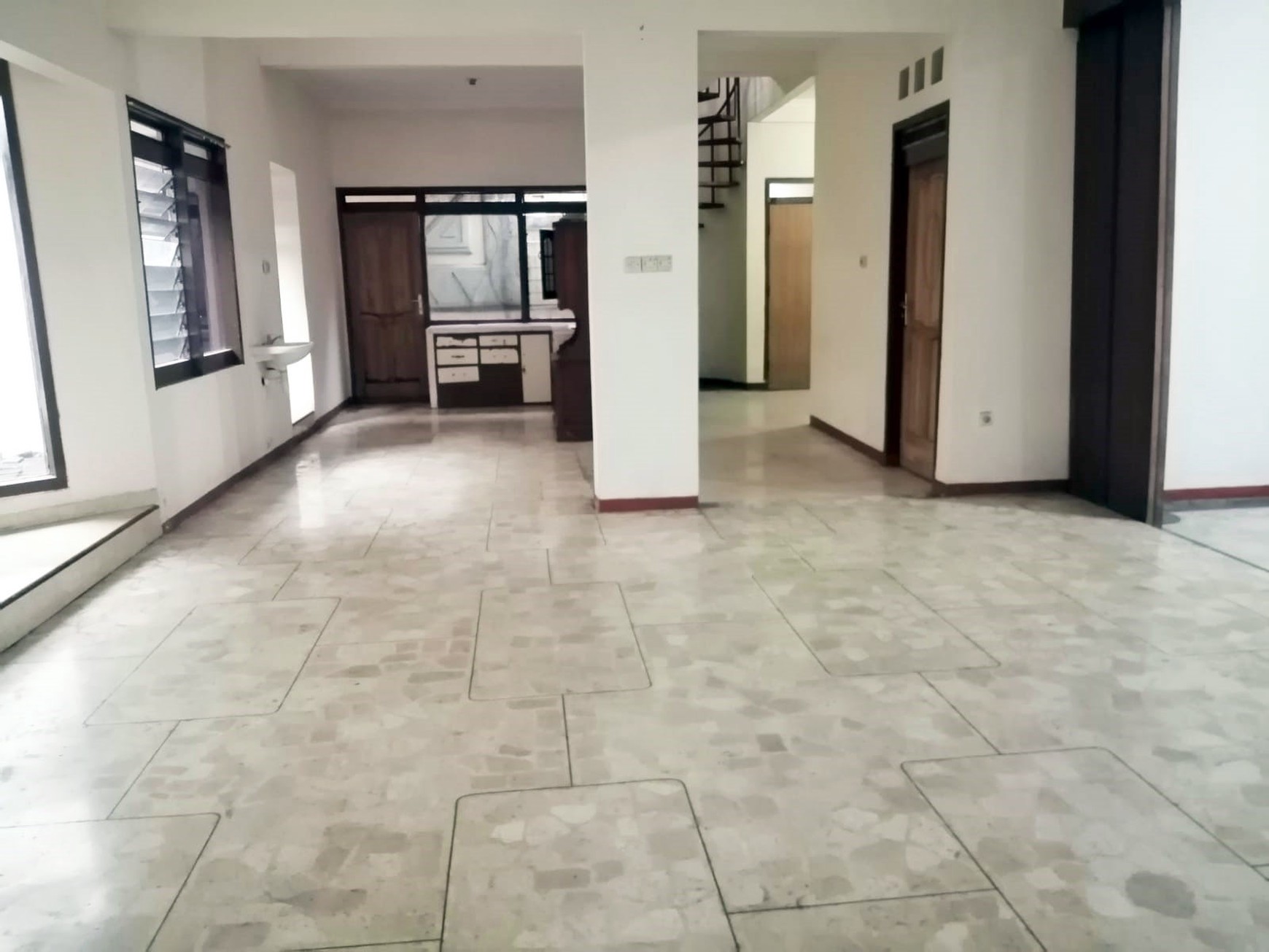 Rumah di Jemur Andayani, bisa untuk rumah tinggal/kantor, row jalan lebar
