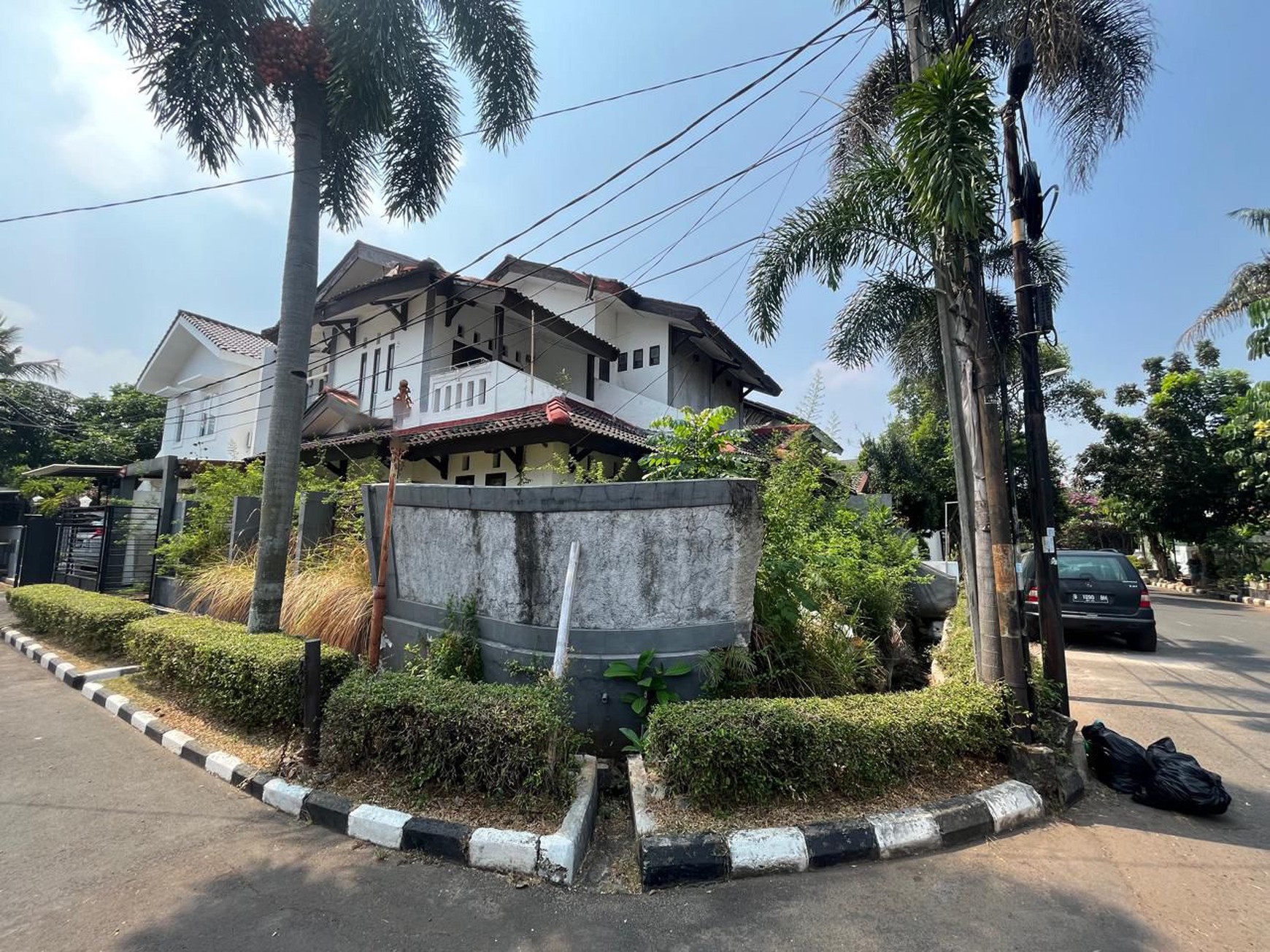Rumah Hitung Tanah Luas 220 m2 Bagunan 250 m2 Posisi HOOK Lokasi Strategis @Bintaro Sektor 9, Tangerang Selatan