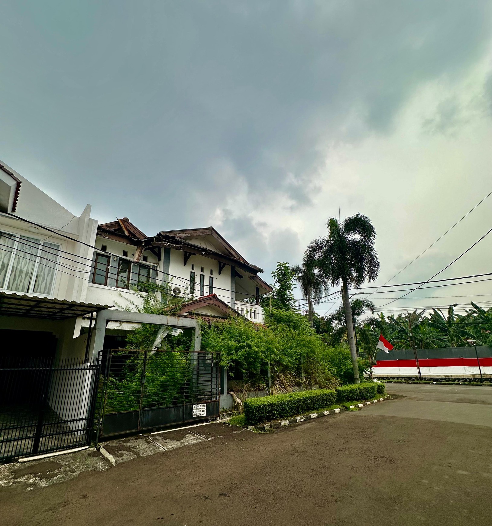Rumah Hitung Tanah Luas 220 m2 Bagunan 250 m2 Posisi HOOK Lokasi Strategis @Bintaro Sektor 9, Tangerang Selatan