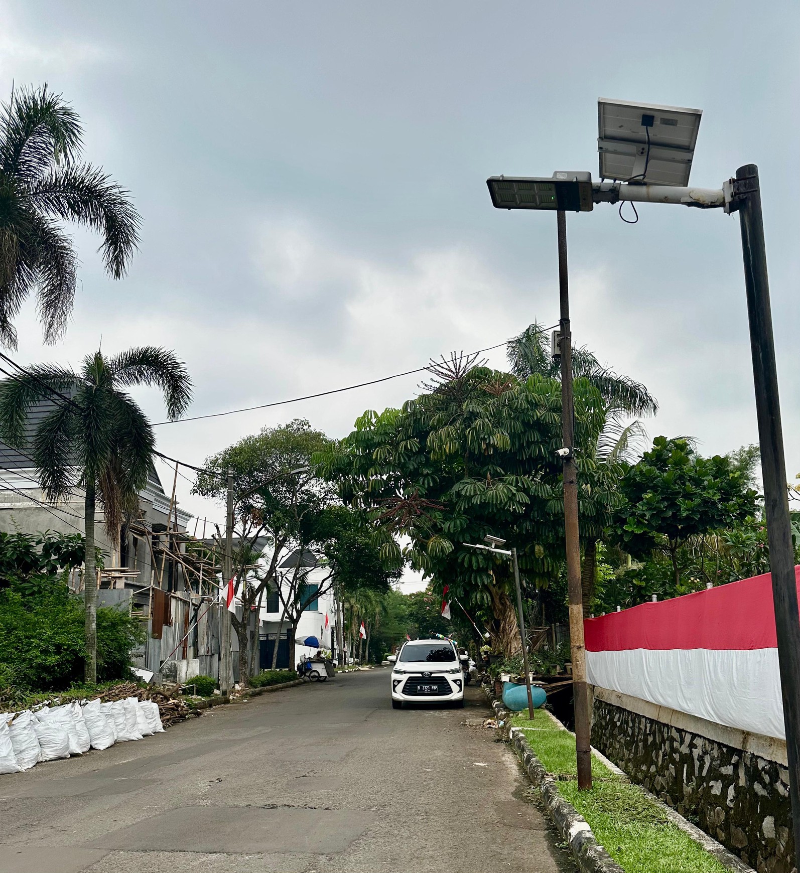 Rumah Hitung Tanah Luas 220 m2 Bagunan 250 m2 Posisi HOOK Lokasi Strategis @Bintaro Sektor 9, Tangerang Selatan