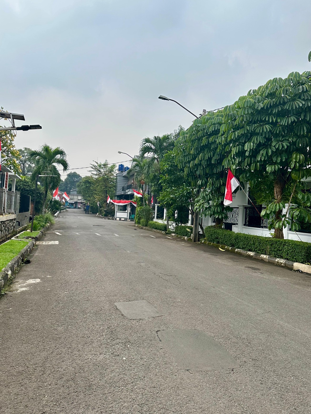 Rumah Hitung Tanah Luas 220 m2 Bagunan 250 m2 Posisi HOOK Lokasi Strategis @Bintaro Sektor 9, Tangerang Selatan