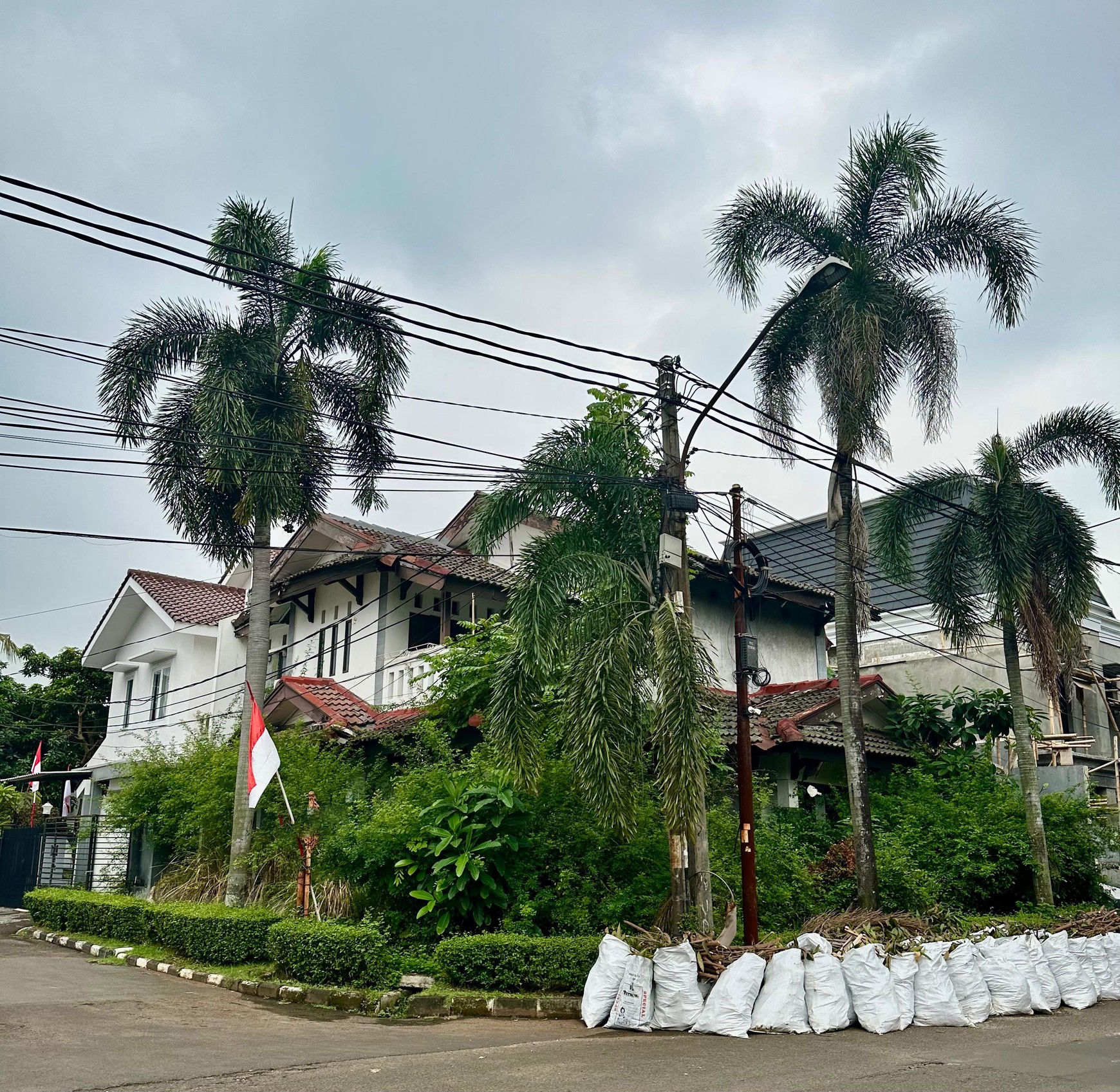 Rumah Hitung Tanah Luas 220 m2 Bagunan 250 m2 Posisi HOOK Lokasi Strategis @Bintaro Sektor 9, Tangerang Selatan