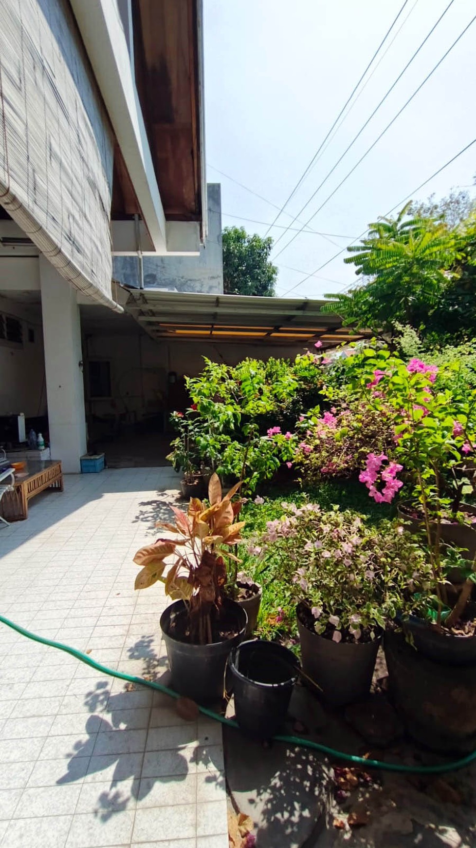 Rumah di Kertajaya Indah Tengah Surabaya Timur, Luas tanah 18 x 40 m2, Bisa untuk rumah tinggal / kantor, Row Jalan Lebar