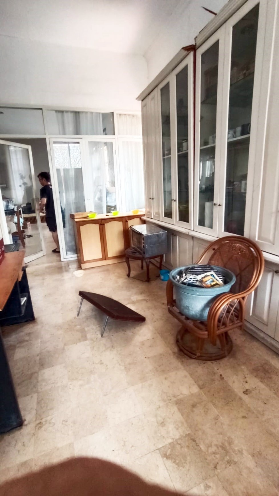 Rumah di Kertajaya Indah Tengah Surabaya Timur, Luas tanah 18 x 40 m2, Bisa untuk rumah tinggal / kantor, Row Jalan Lebar