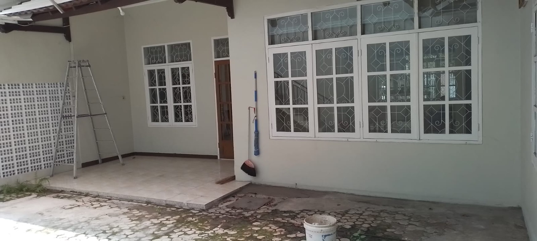 Murah Disewakan Rumah Putat Indah Tengah - Hadap Row Jalan Kembar - Dekat Mc D Bundaran Satelit, Akses Tol Satelit , Mayjen Sungkono, Villa Bukit Mas, Ciputra World