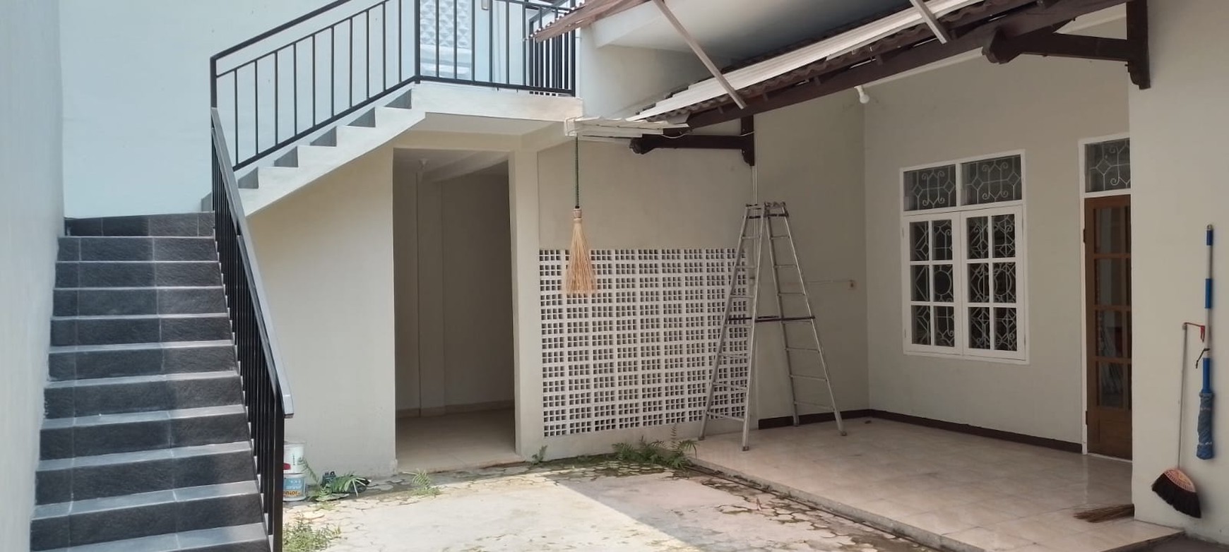 Murah Disewakan Rumah Putat Indah Tengah - Hadap Row Jalan Kembar - Dekat Mc D Bundaran Satelit, Akses Tol Satelit , Mayjen Sungkono, Villa Bukit Mas, Ciputra World