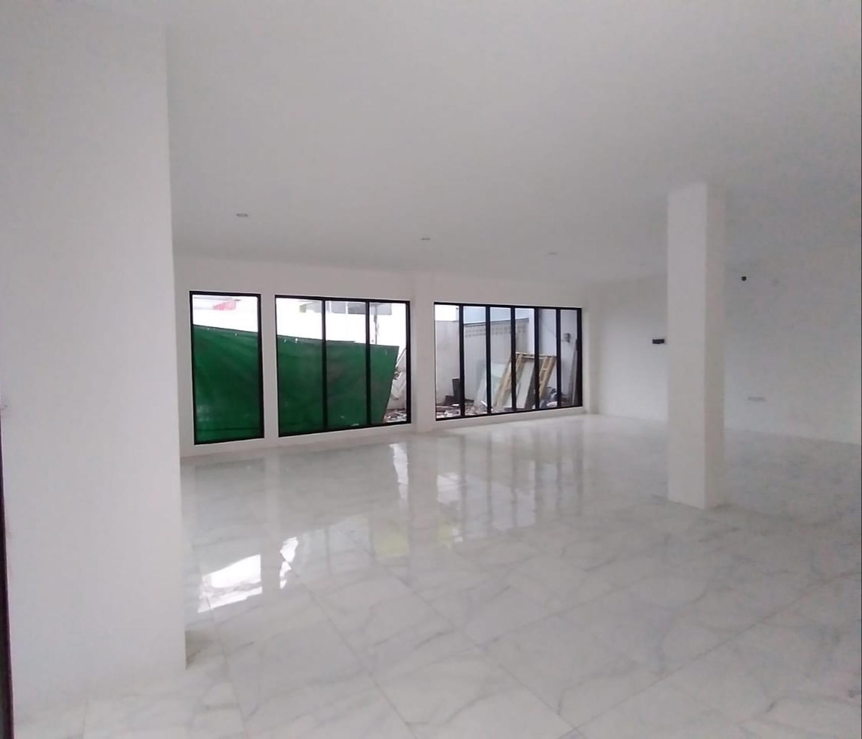DISEWAKAN BANGUNAN KOMERSIAL MASIH GRESS DAN  SIAP PAKAI DI JALAN RAYA KENJERAN