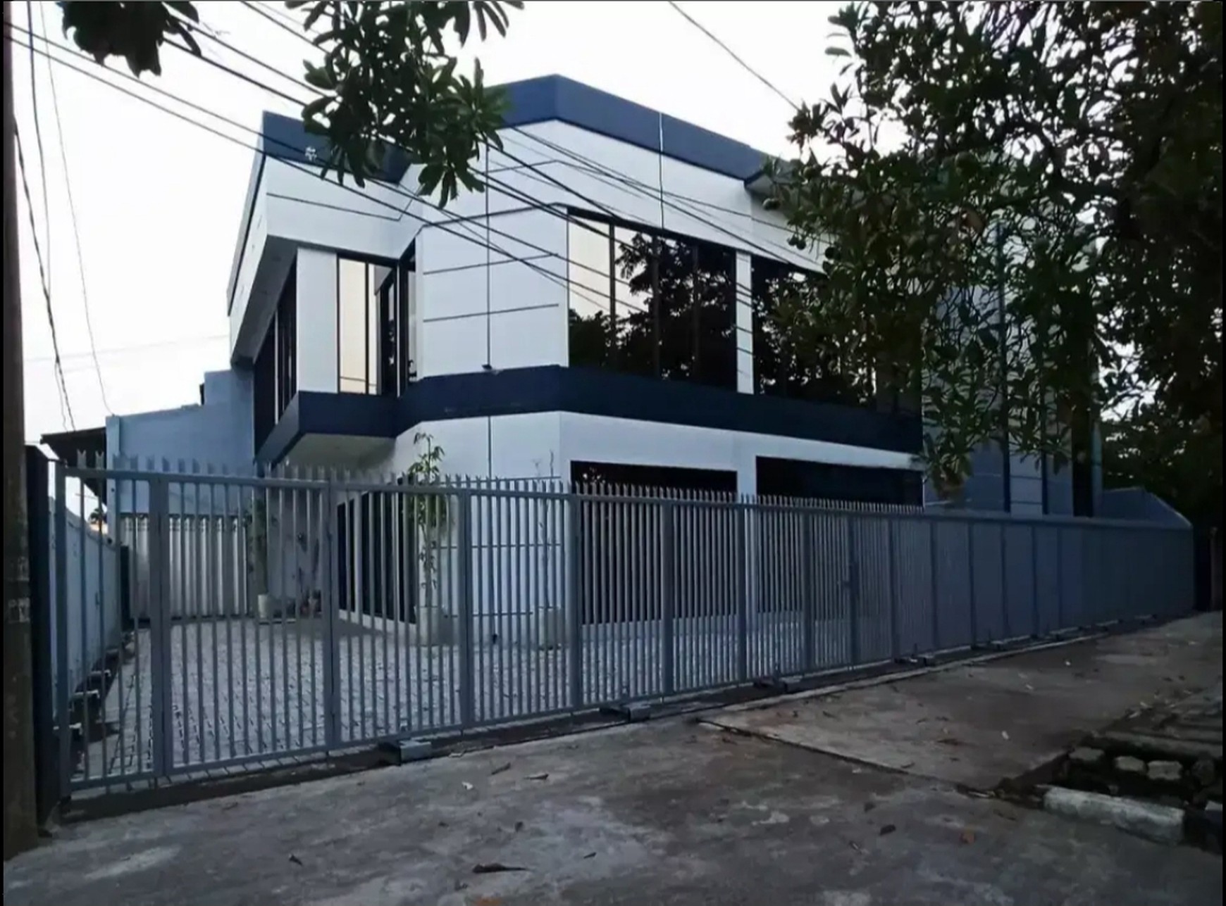 DISEWAKAN BANGUNAN KOMERSIAL MASIH GRESS DAN  SIAP PAKAI DI JALAN RAYA KENJERAN