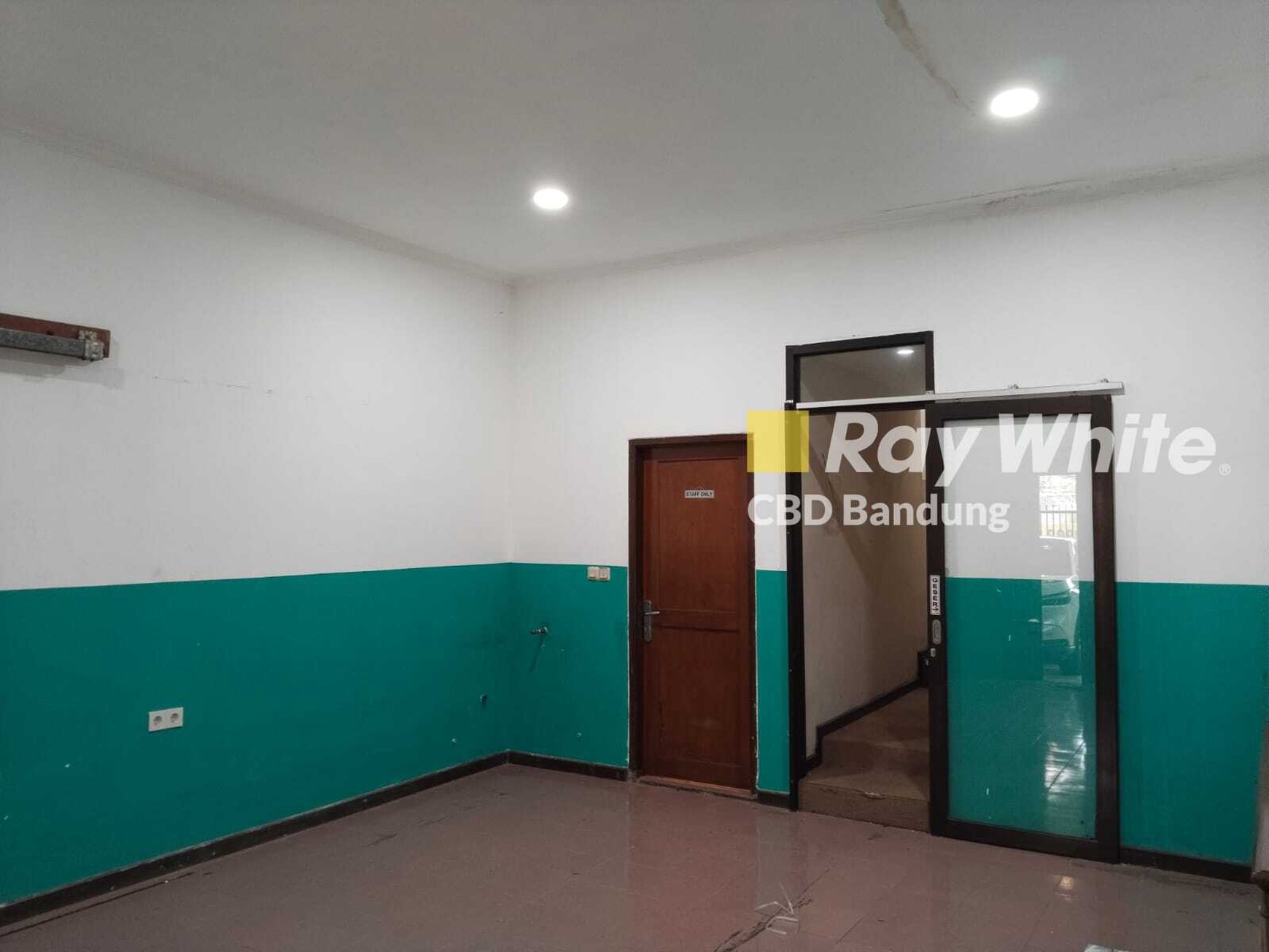 Rumah terawat Furnished!! Baru di renovasi kembali, siap ready pakai tinggal