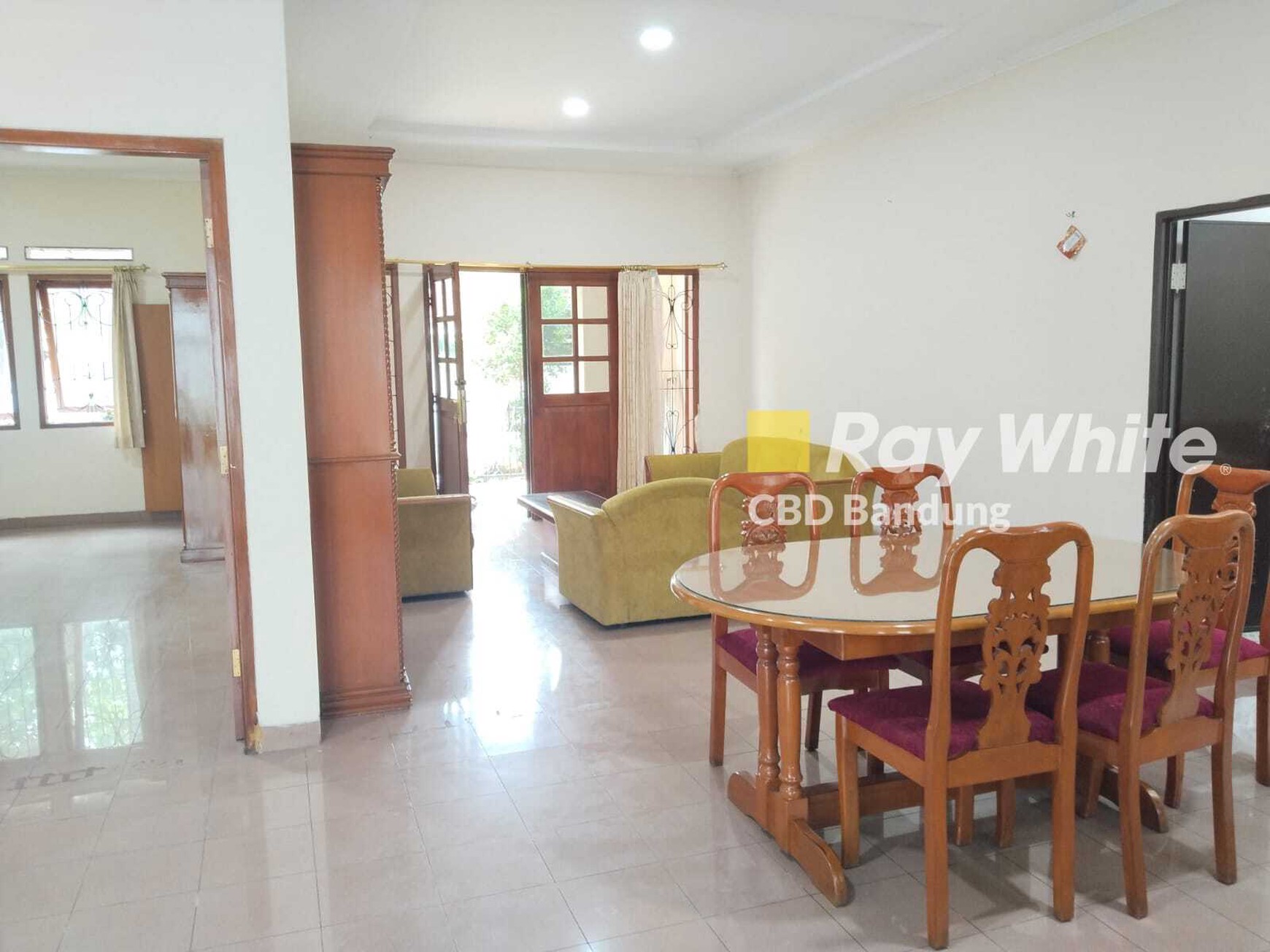 Rumah terawat Furnished!! Baru di renovasi kembali, siap ready pakai tinggal