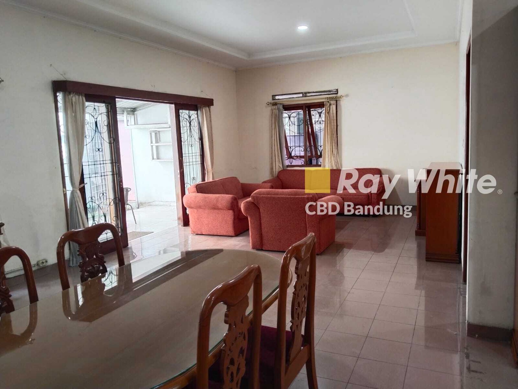 Rumah terawat Furnished!! Baru di renovasi kembali, siap ready pakai tinggal