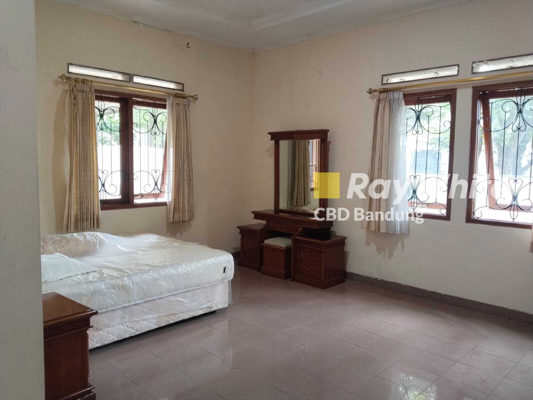 Rumah terawat Furnished!! Baru di renovasi kembali, siap ready pakai tinggal