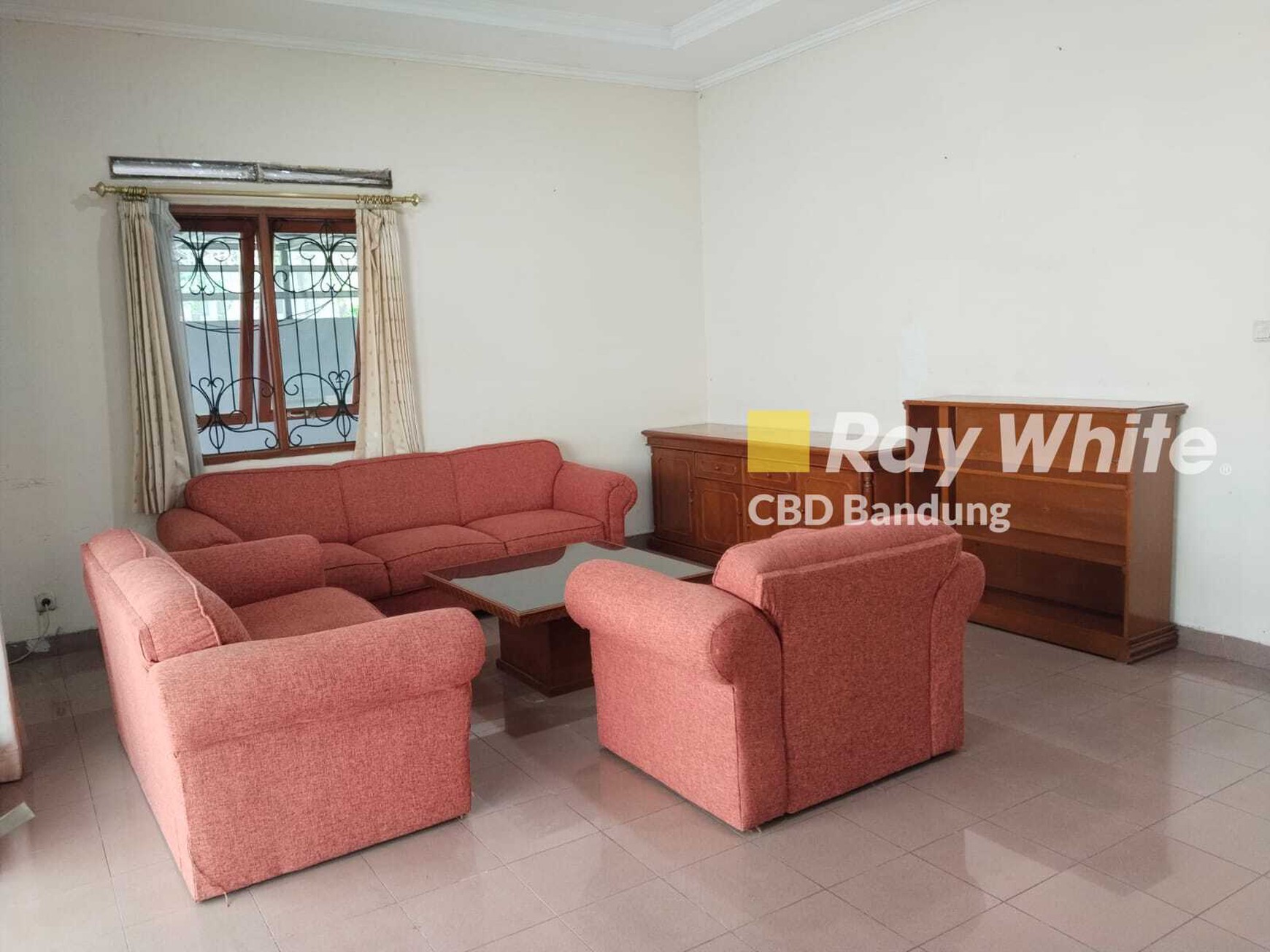 Rumah terawat Furnished!! Baru di renovasi kembali, siap ready pakai tinggal