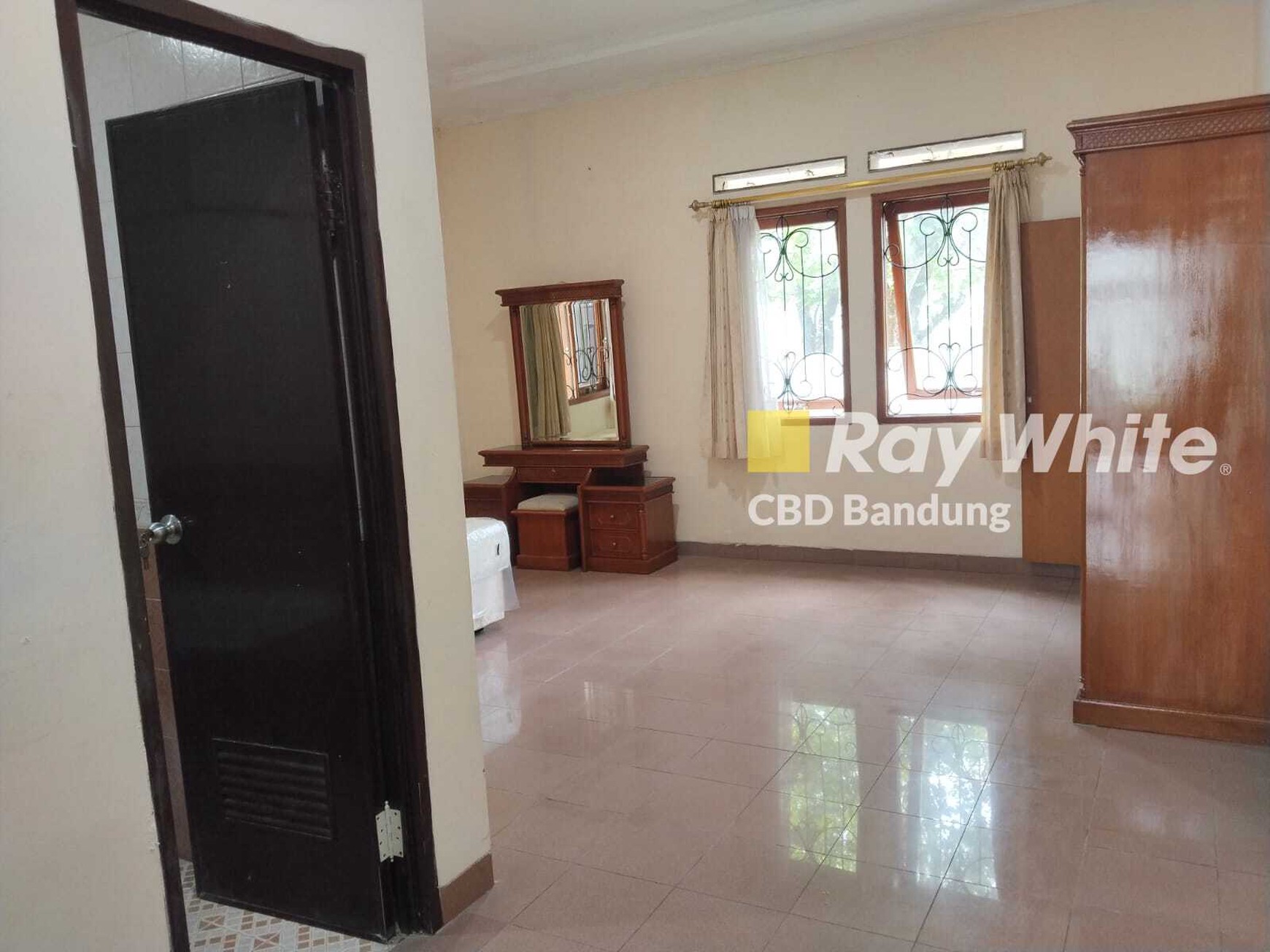Rumah terawat Furnished!! Baru di renovasi kembali, siap ready pakai tinggal