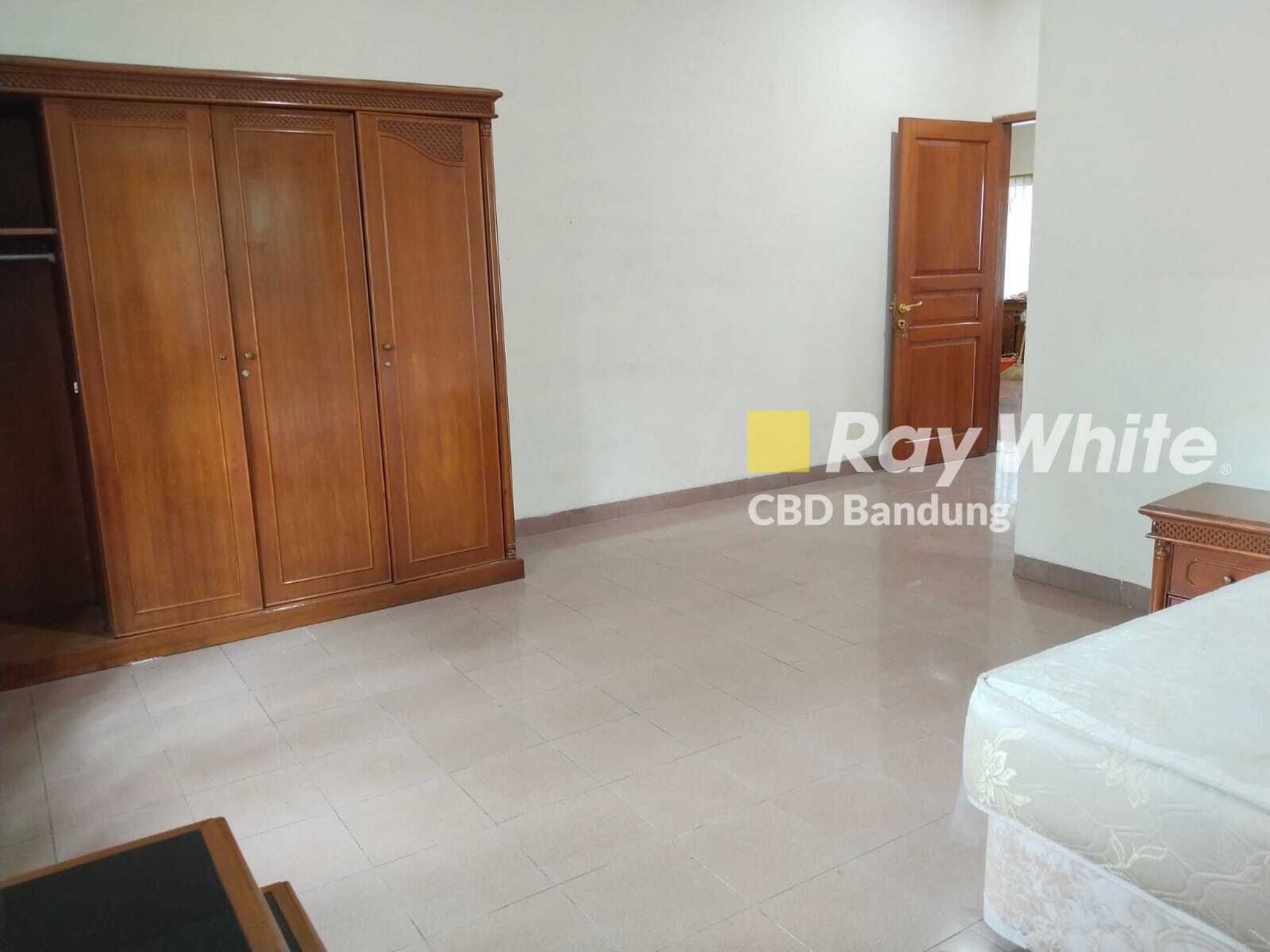 Rumah terawat Furnished!! Baru di renovasi kembali, siap ready pakai tinggal