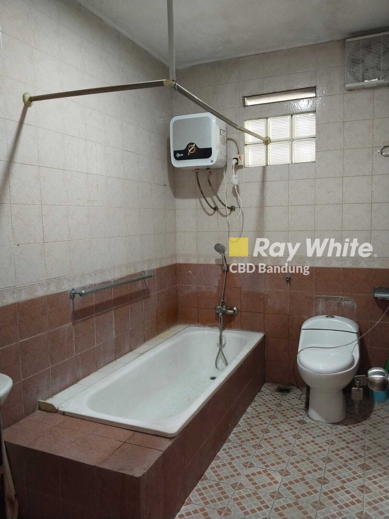 Rumah terawat Furnished!! Baru di renovasi kembali, siap ready pakai tinggal