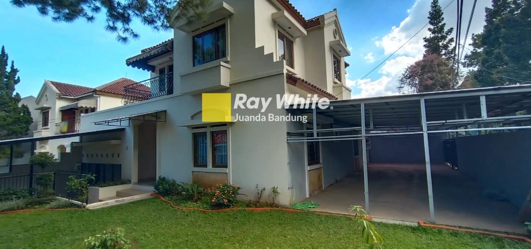 Rumah terawat Furnished!! Baru di renovasi kembali, siap ready pakai tinggal